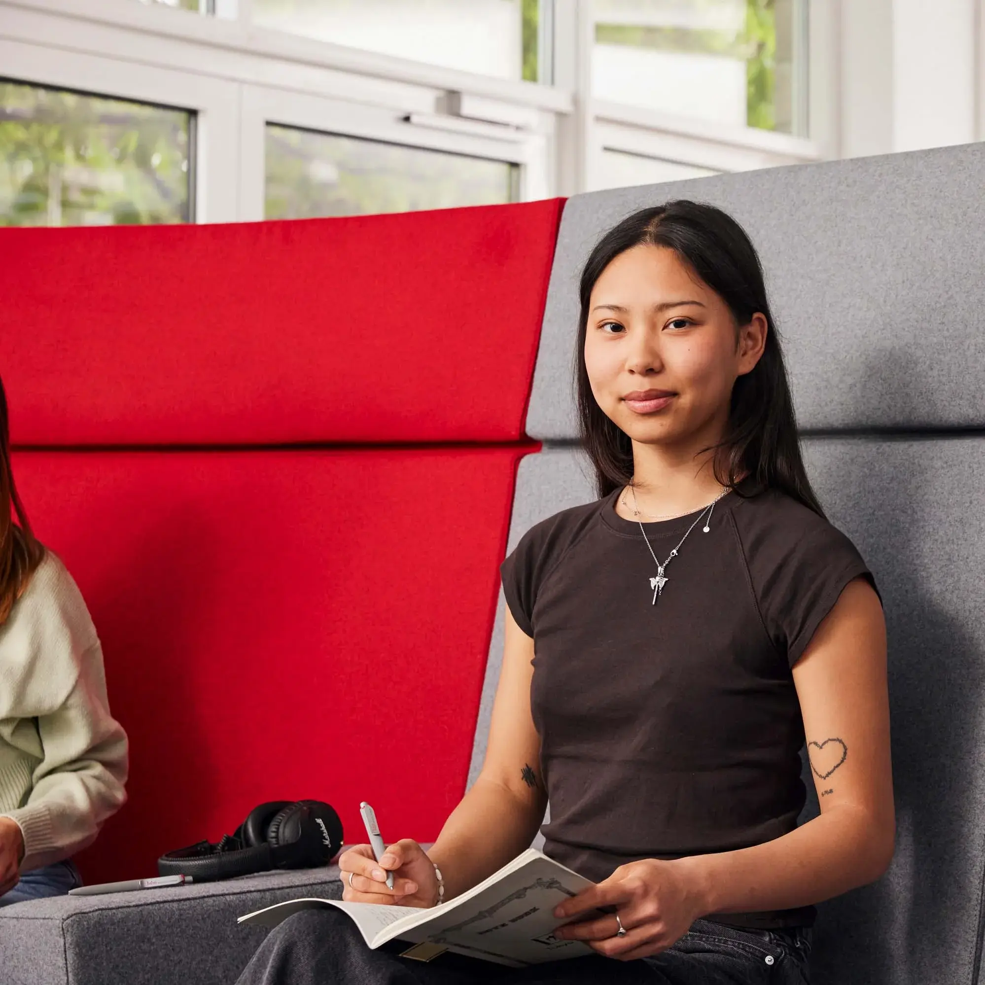 Eine Studierende lernt in der Lernwelt der Hochschule der Medien.