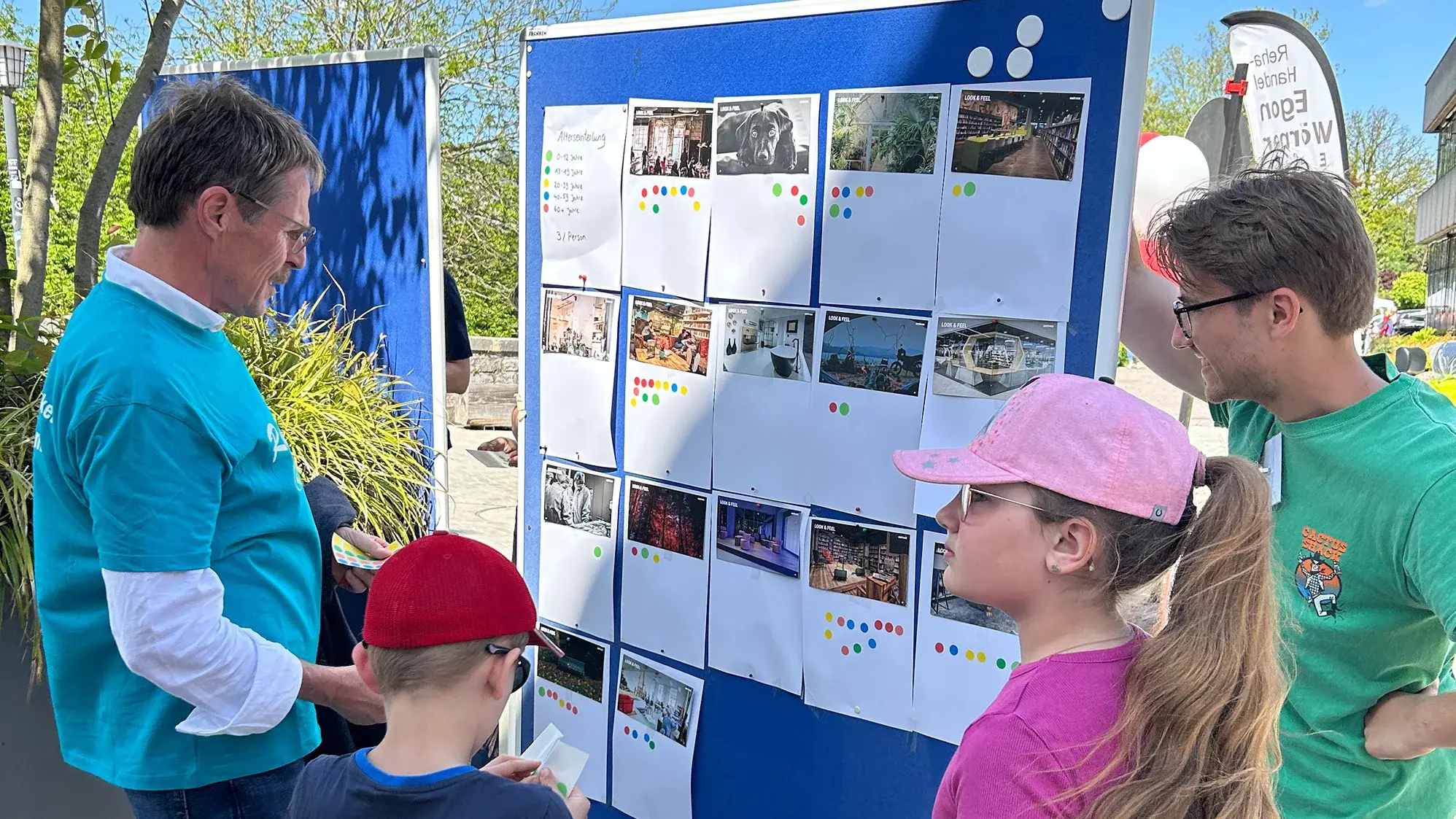 Interessierte vor einem Infoboard mit Projektergebnissen