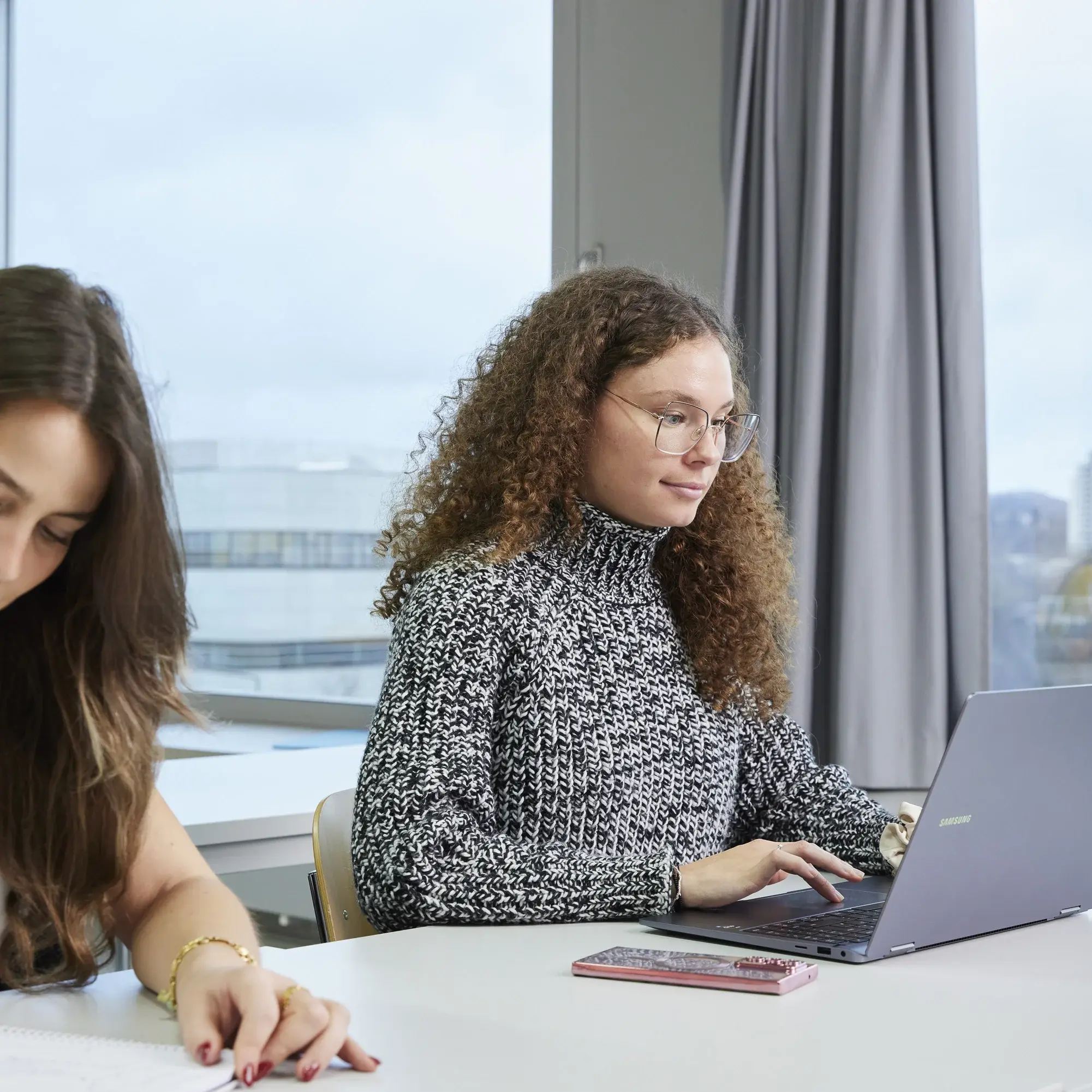 Studierende arbeiten konzentriert in einer Vorlesung.