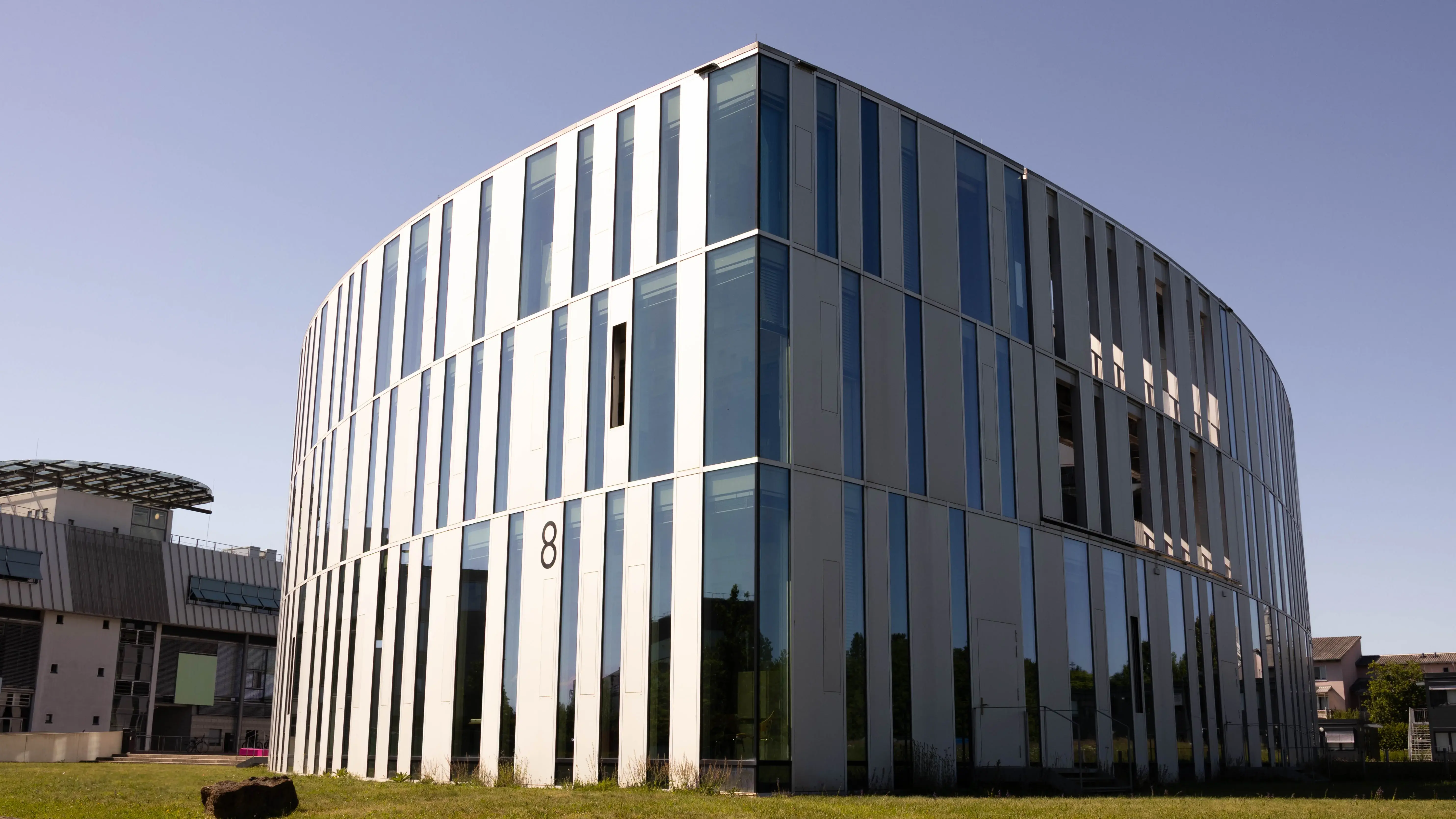 Der sogenannte Zitonenschnitz, ein Nebengebäude der Hochschule der Medien enthält die Bibliothek, Vorlesungssäle und Sitzgelegenheiten für Studierende.