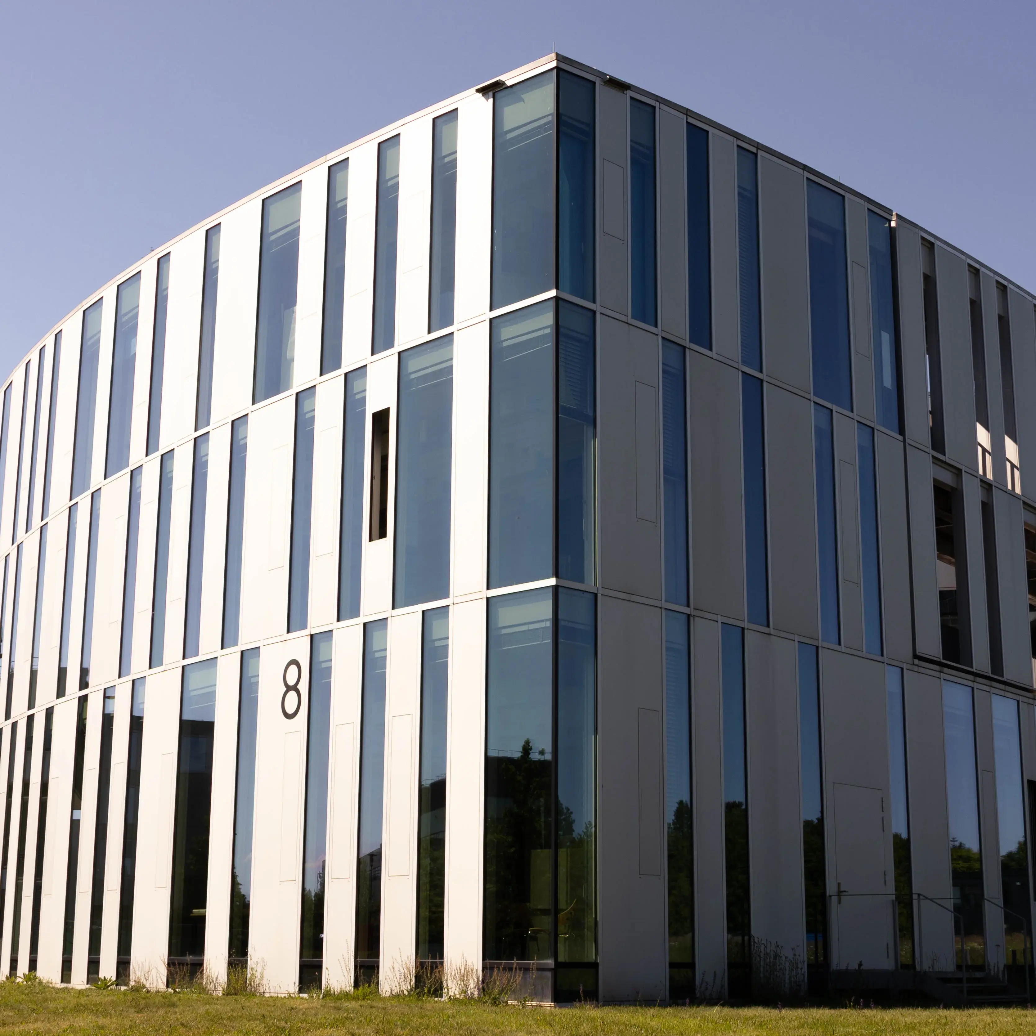 Der sogenannte Zitonenschnitz, ein Nebengebäude der Hochschule der Medien enthält die Bibliothek, Vorlesungssäle und Sitzgelegenheiten für Studierende.