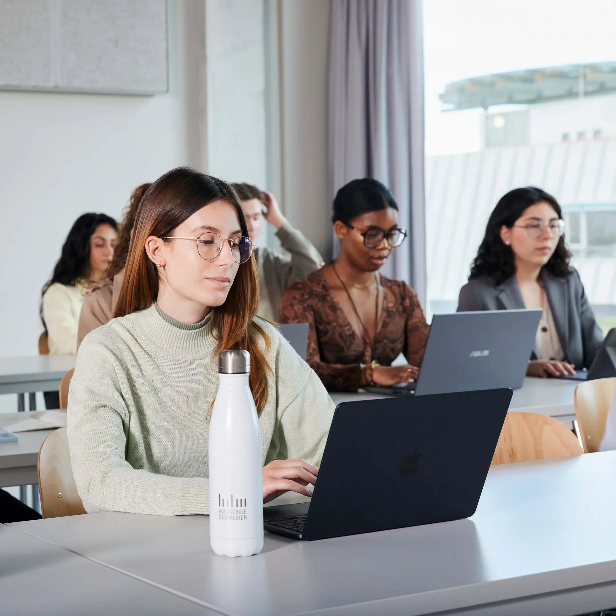 Studierende in einer Vorlesung.