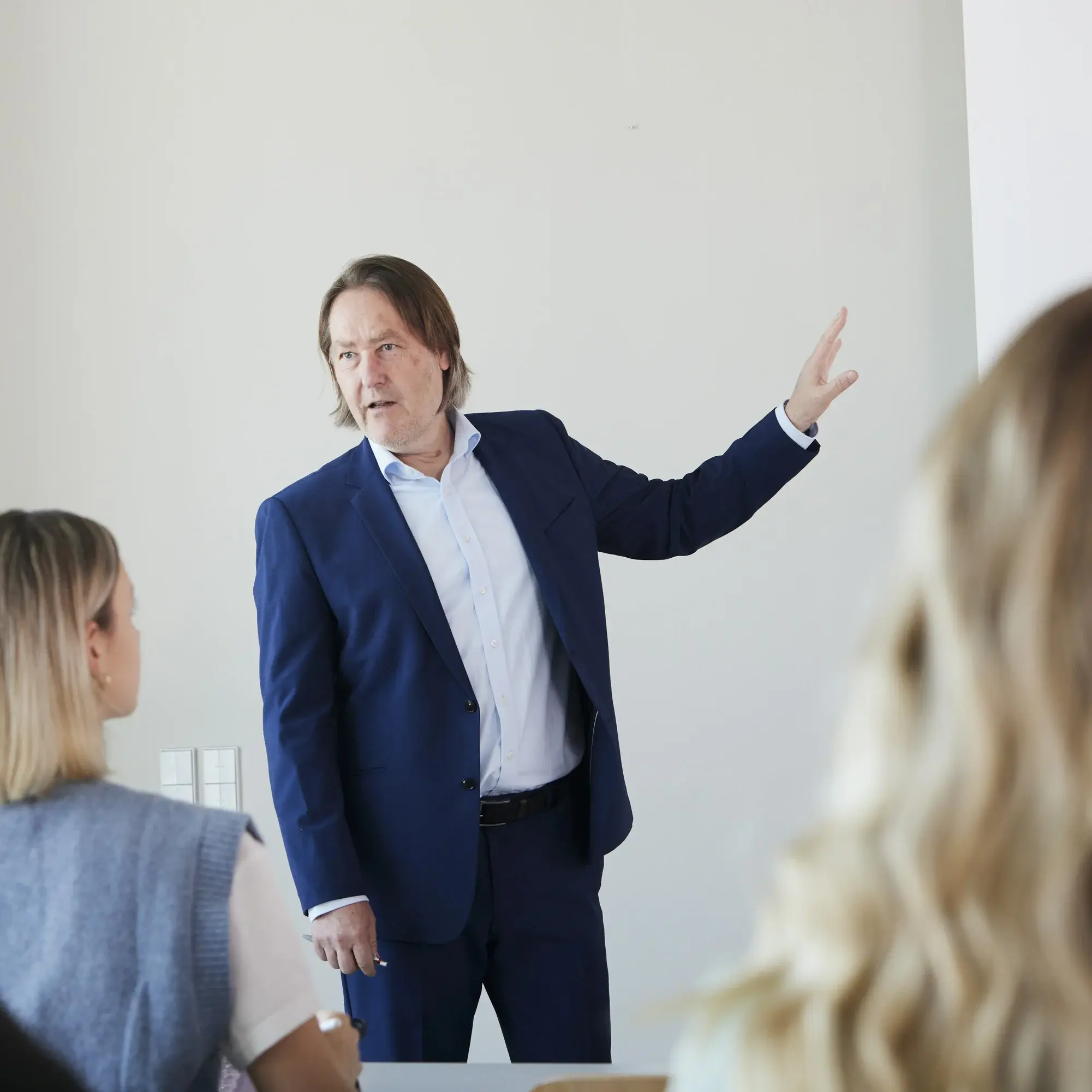 Ein Professor mit seinen Studierenden in der Vorlesung.