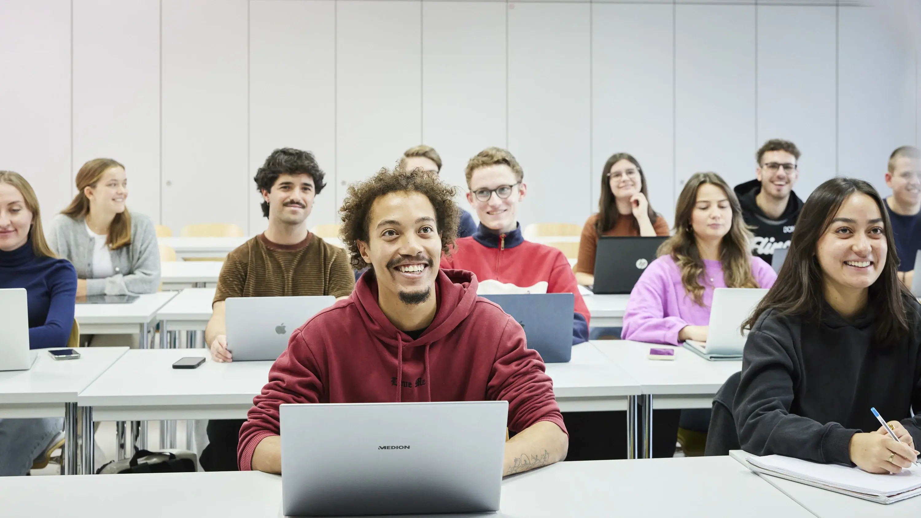 Studierende in der Vorlesung aus der Perspektive des Professors.