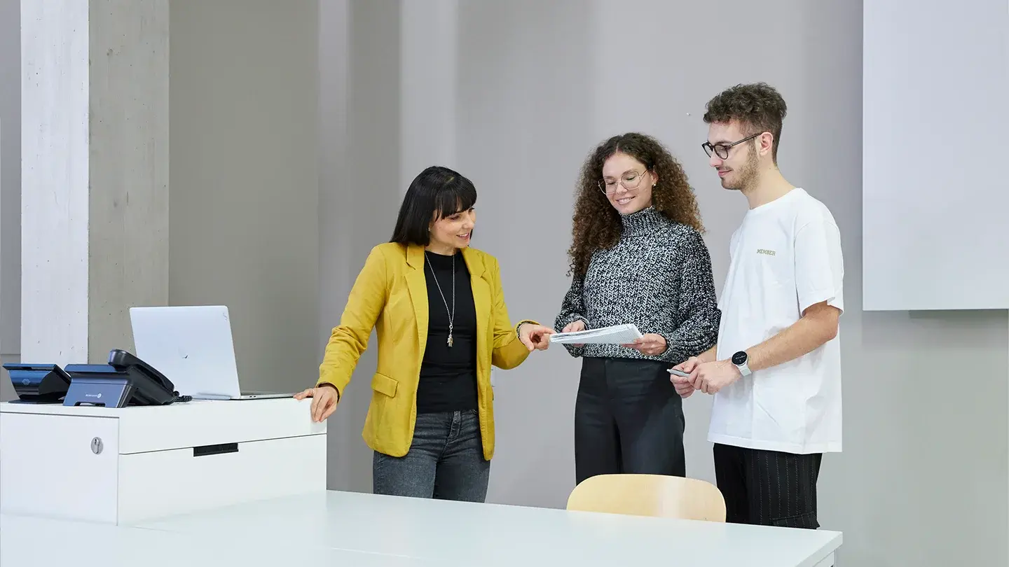 Das Bild zeigt Studenten in einem Vorlesungsraum während einer Präsentation.