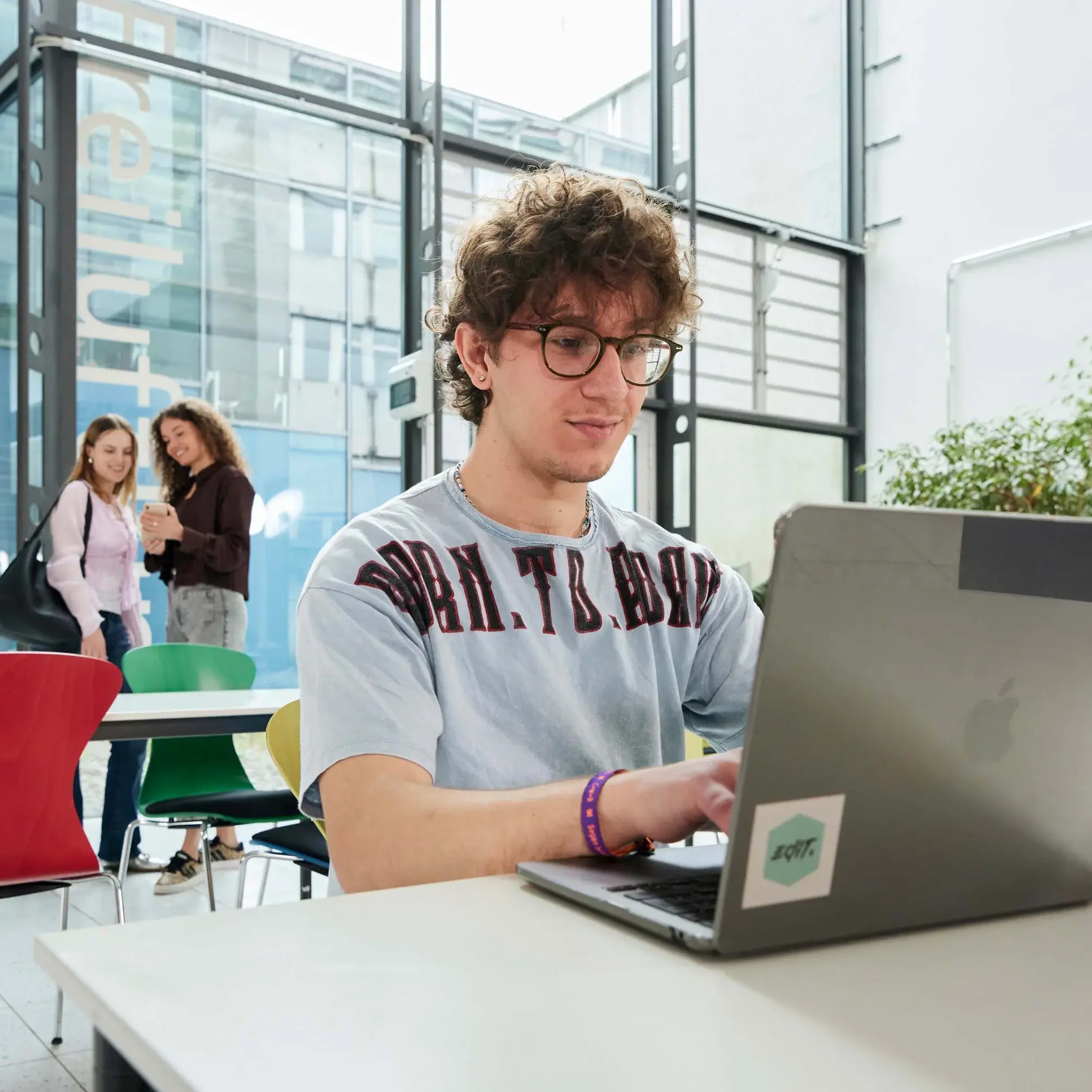 Studierender lernt und arbeitet an der Lernbar.