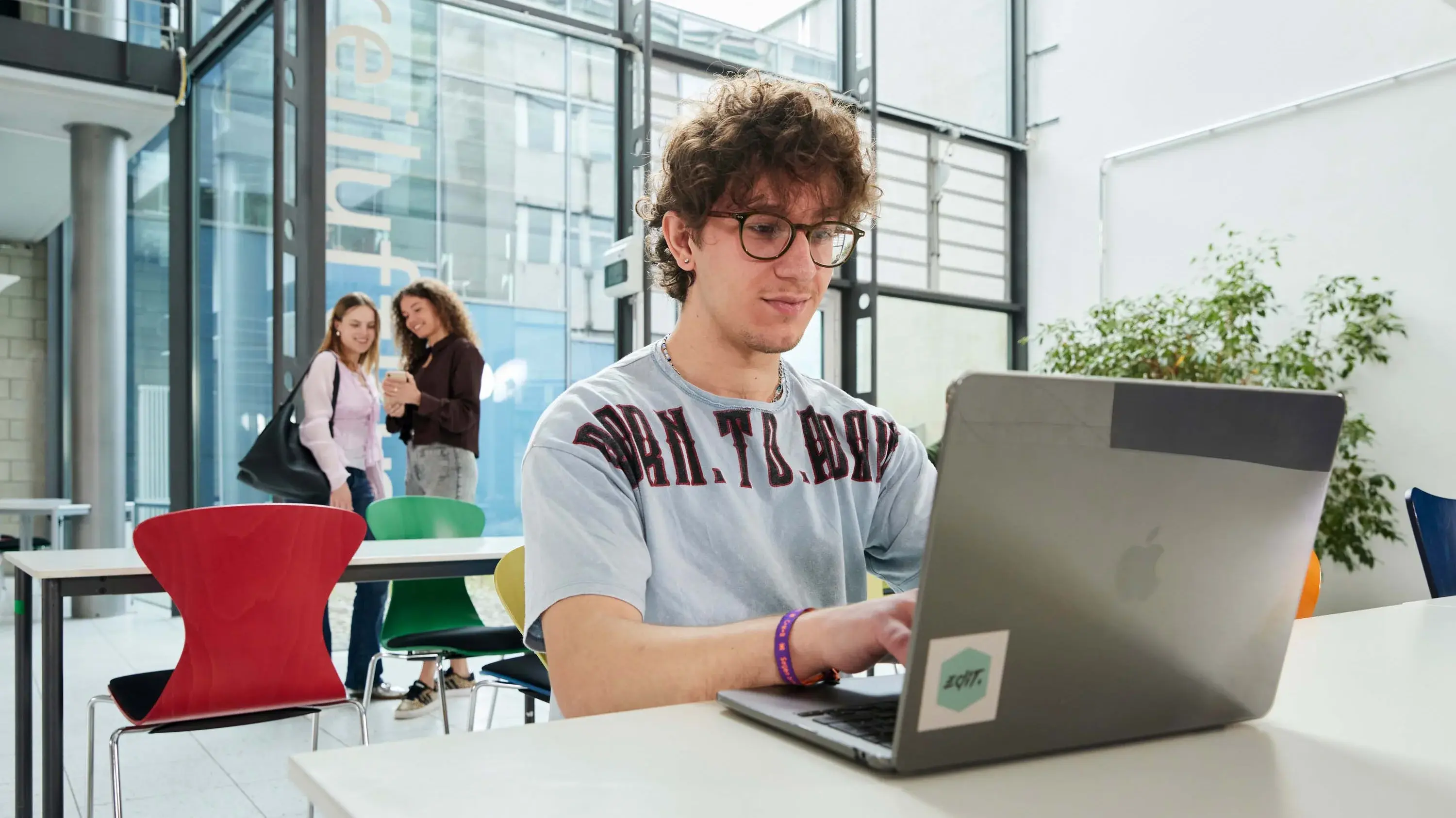 Studierender lernt und arbeitet an der Lernbar.