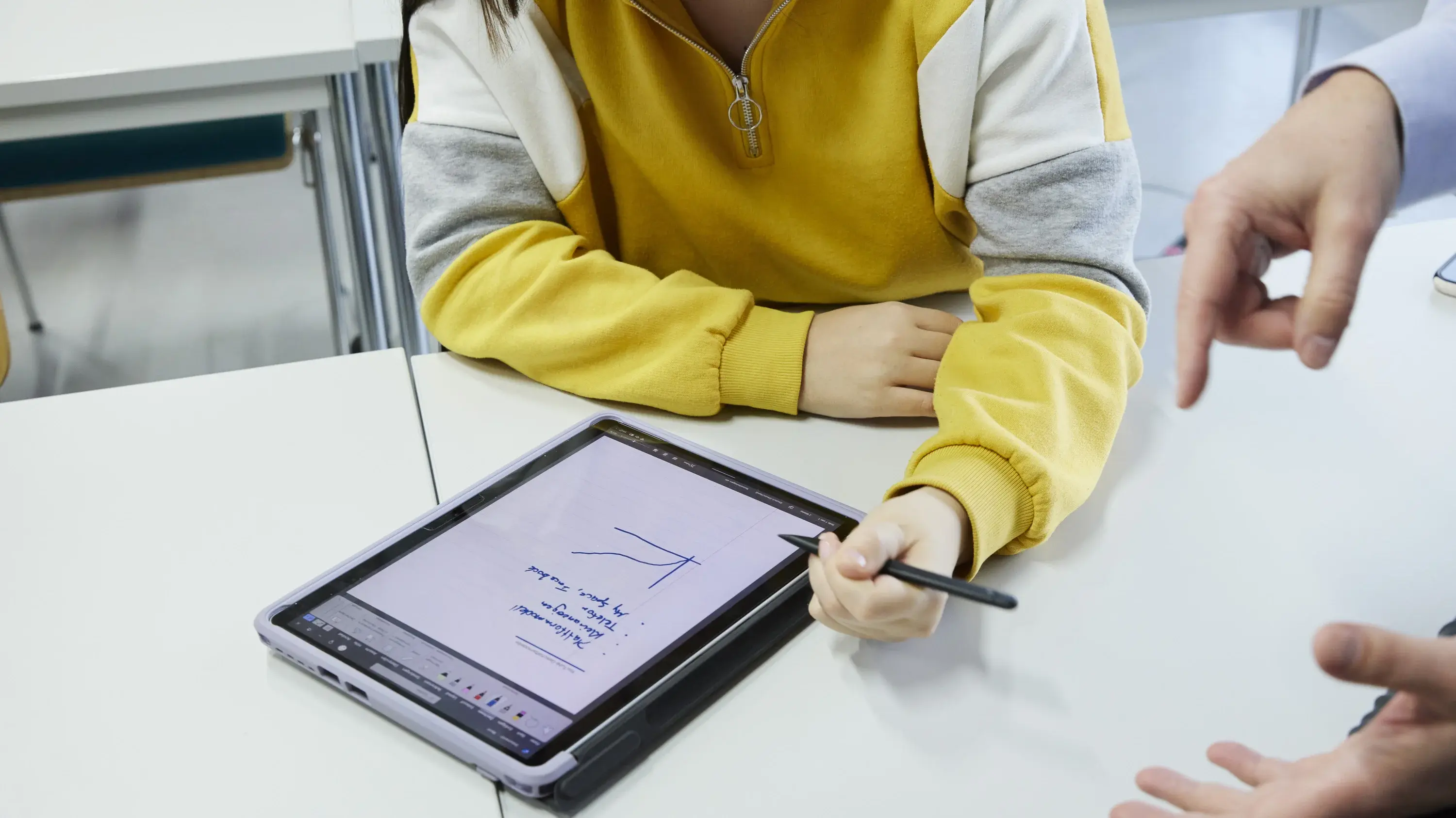 Studierende arbeitet am Tablet in einer Vorlesung.