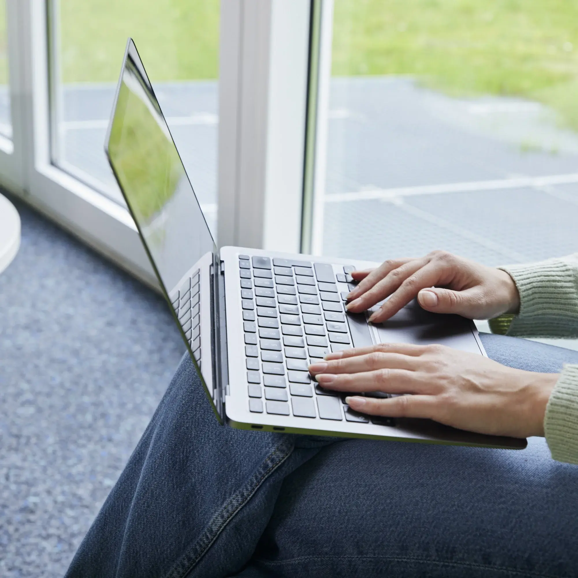 Eine Person arbeitet am Laptop.