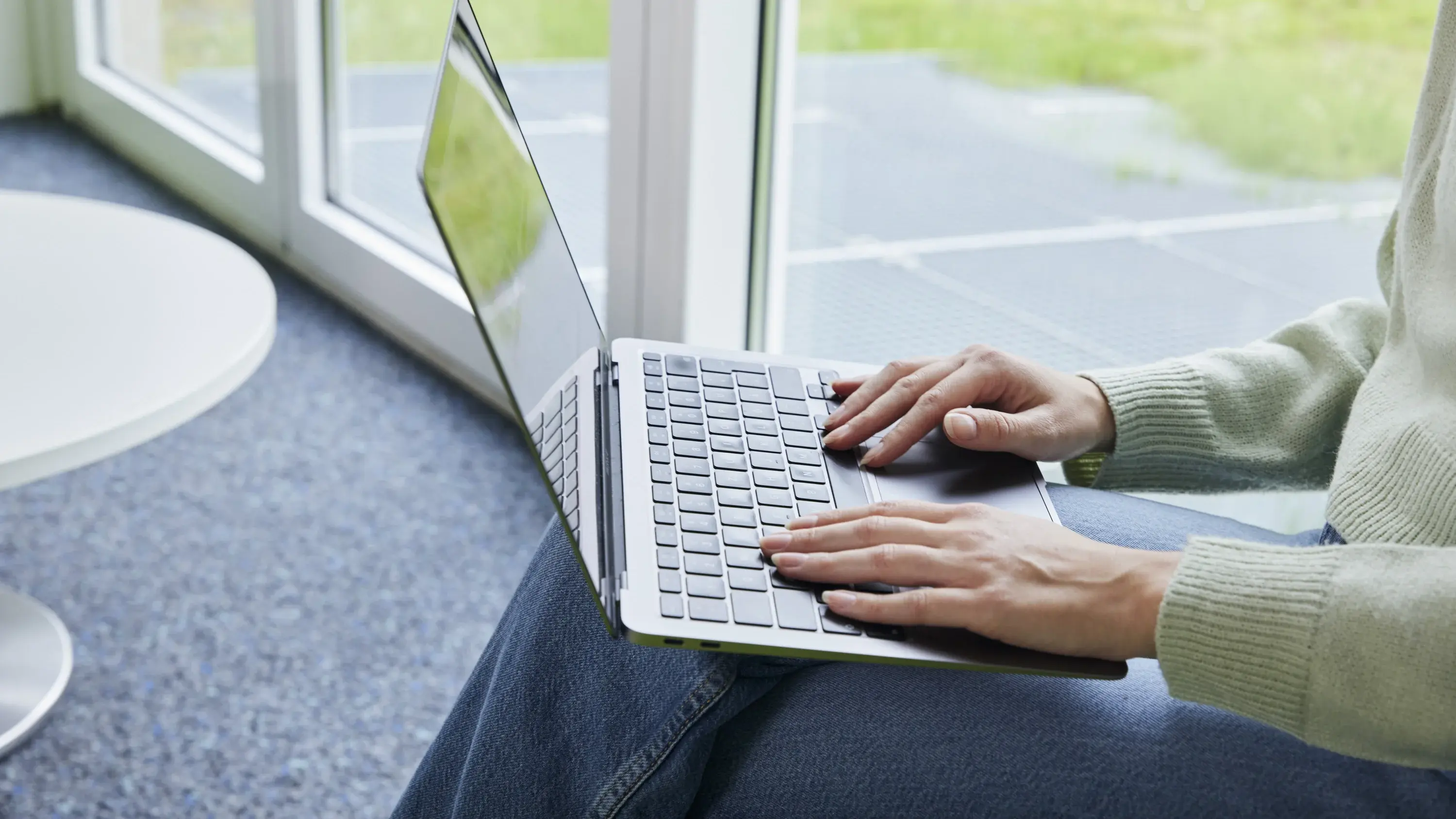 Eine Person arbeitet am Laptop.