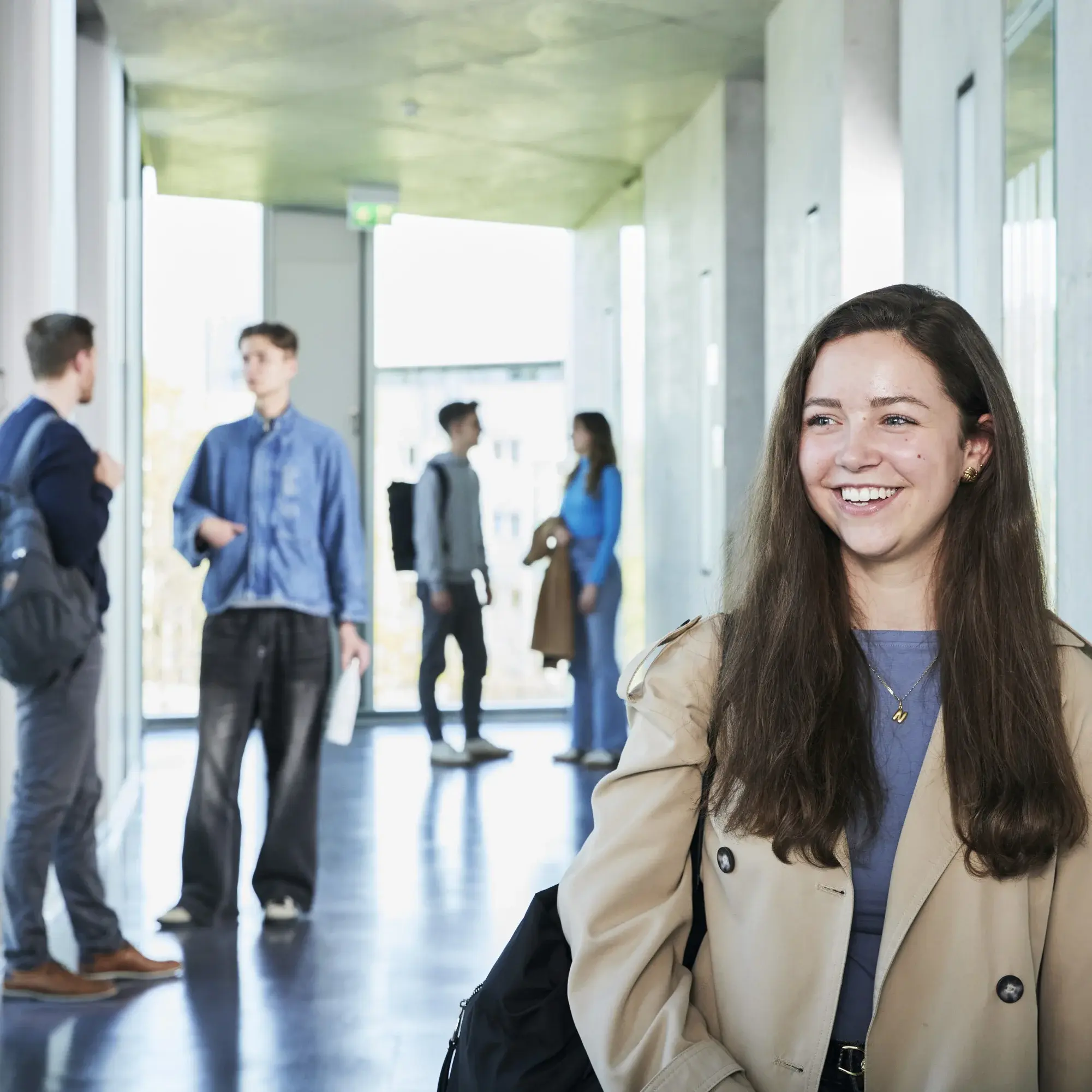 Studierende unterwegs auf den Gängen der Hochschule der Medien.