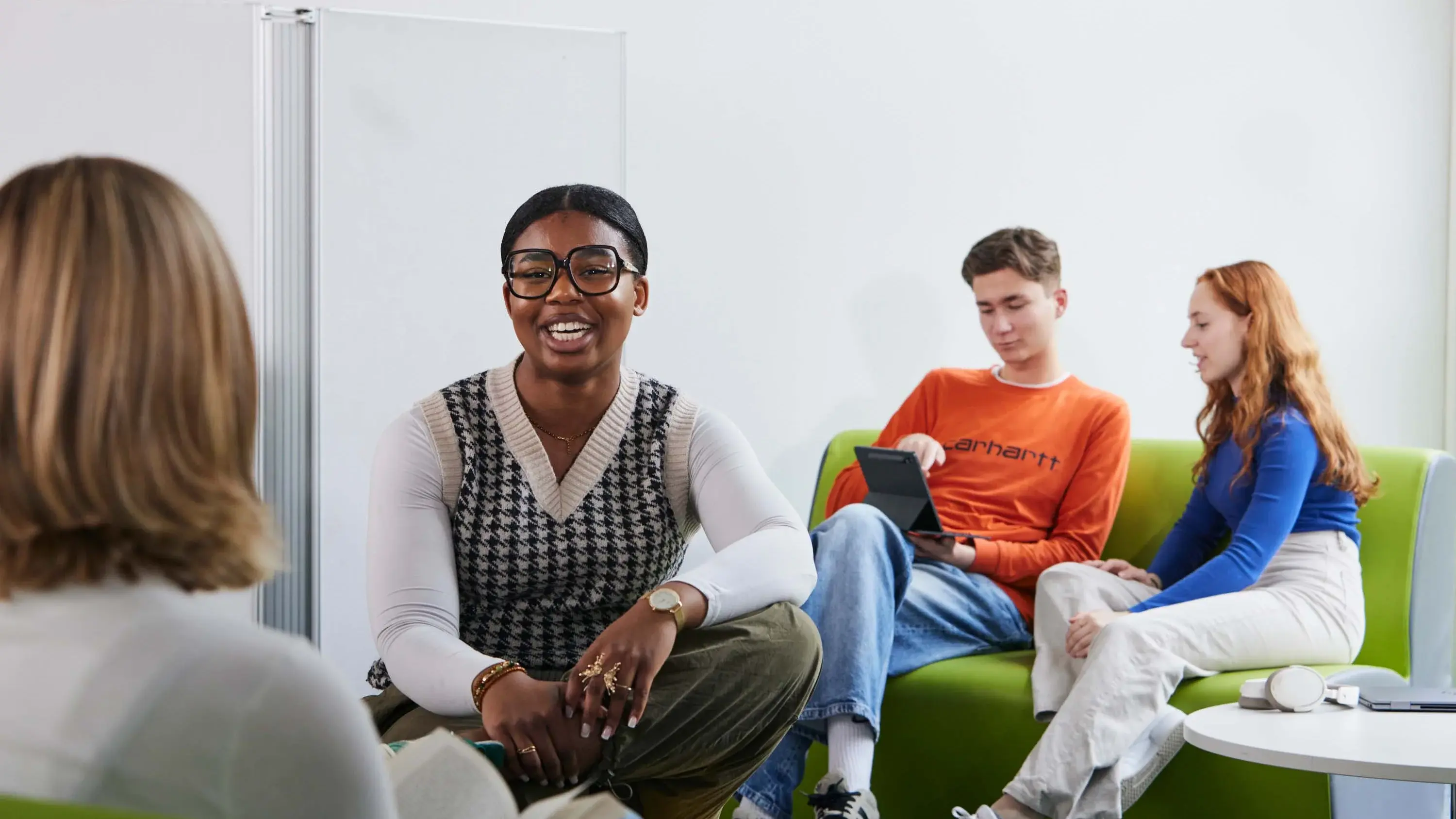 Studierende arbeiten gemeinsam in der Lernwelt der Hochschule der Medien.