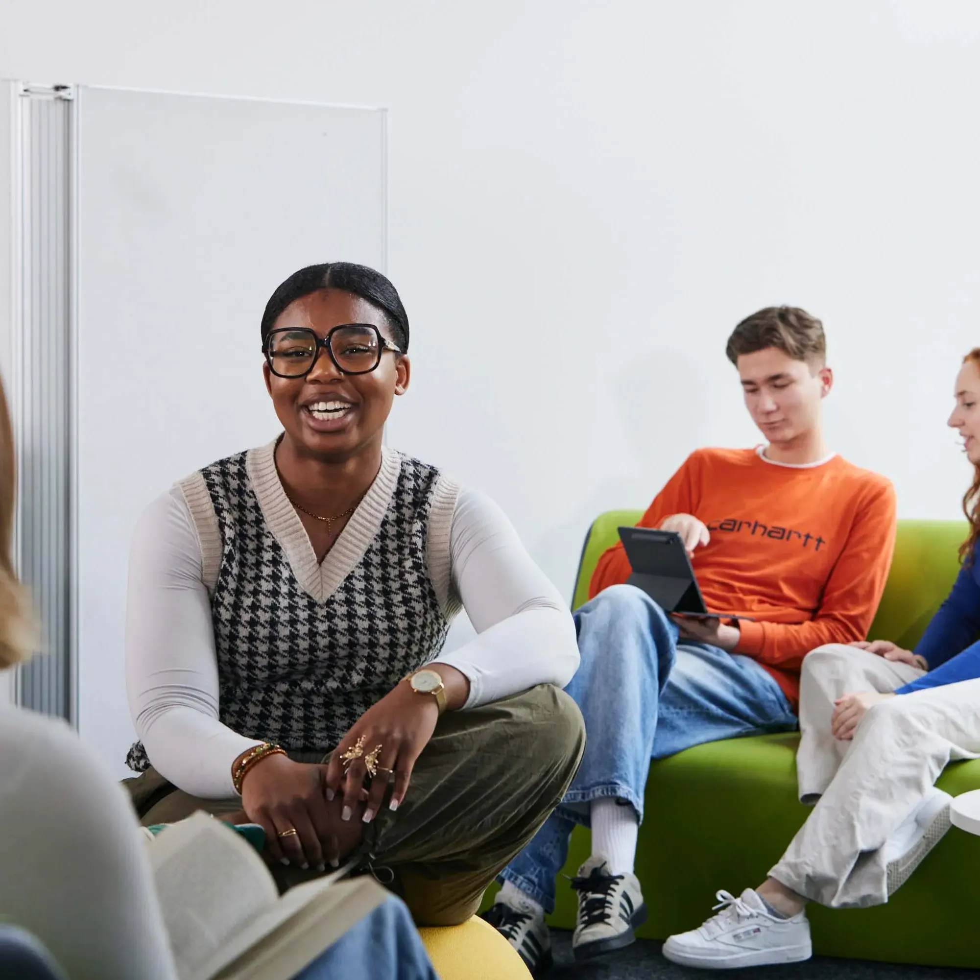 Studierende arbeiten gemeinsam in der Lernwelt der Hochschule der Medien.