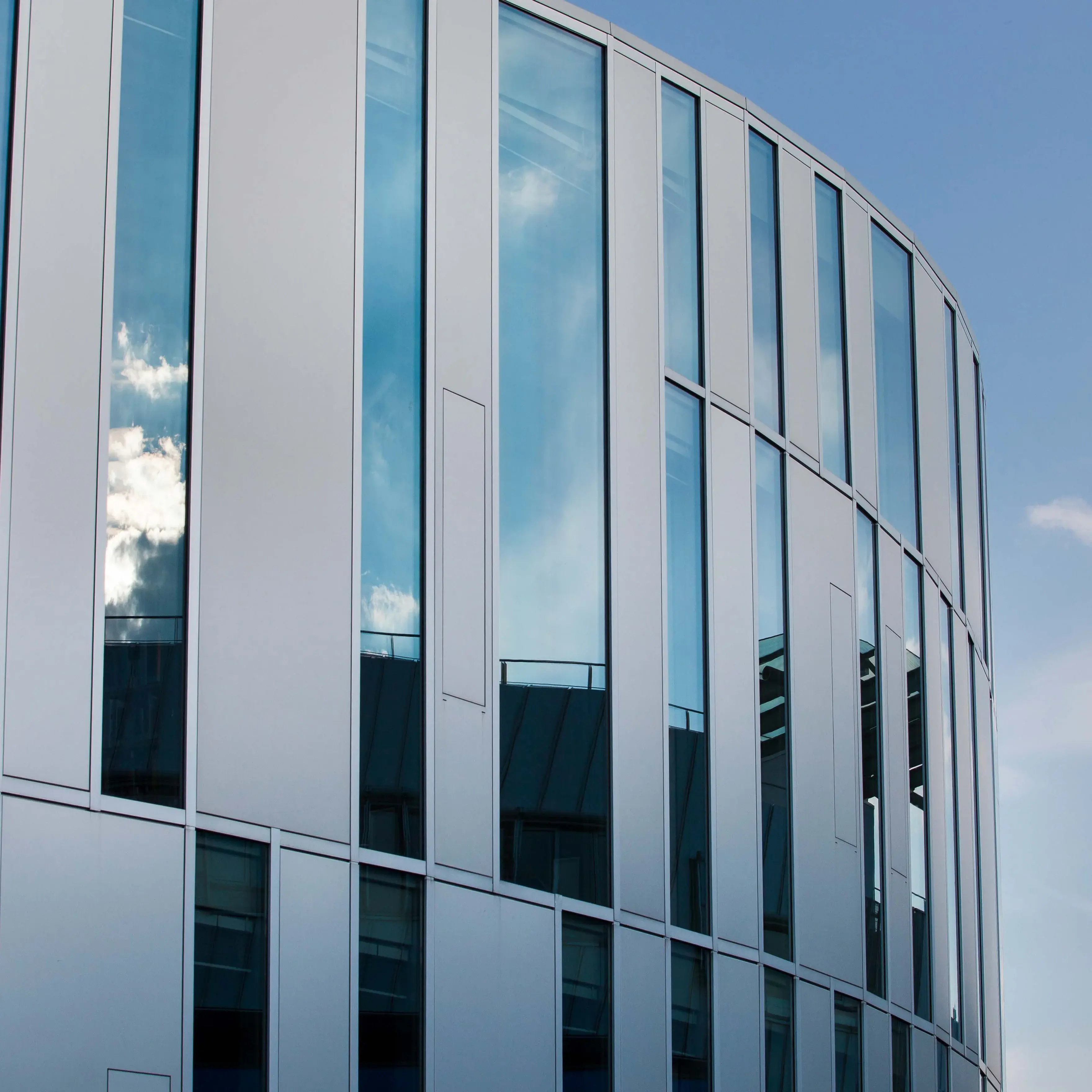 Der sogenannte Zitonenschnitz, ein Nebengebäude der Hochschule der Medien enthält die Bibliothek, Vorlesungssäle und Sitzgelegenheiten für Studierende.