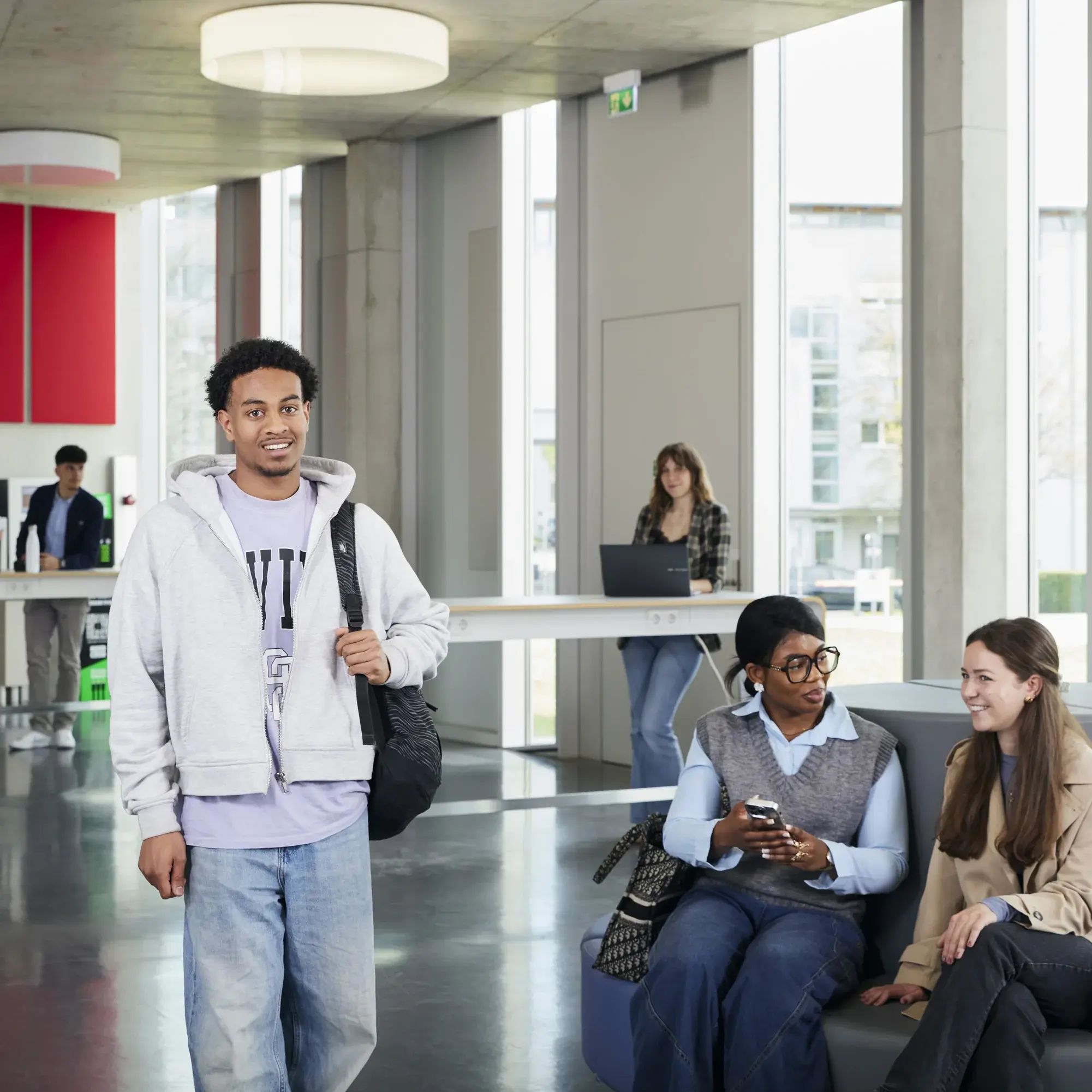Studierende auf den Gängen des HdM-Campus.