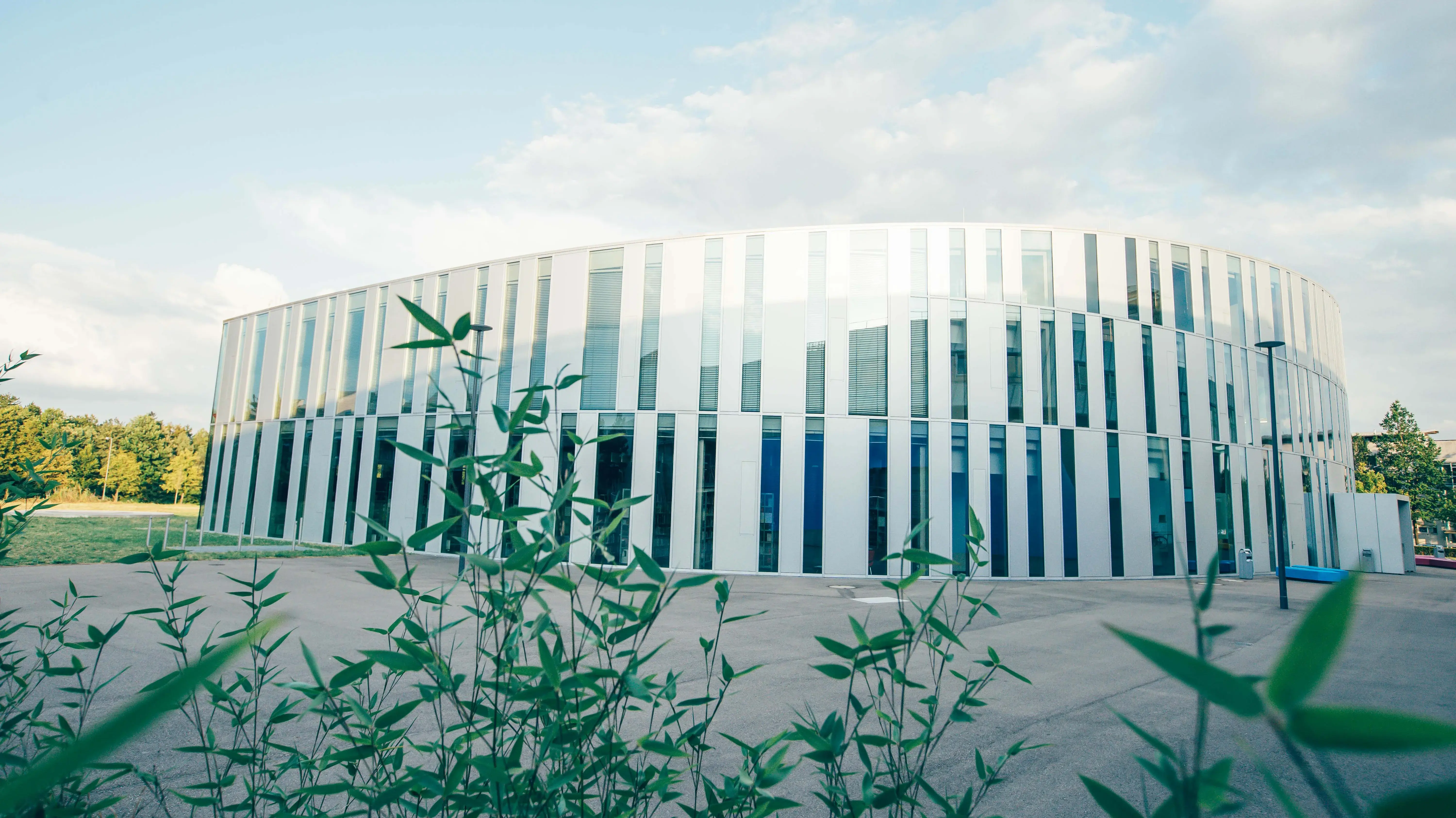 Der sogenannte Zitonenschnitz, ein Nebengebäude der Hochschule der Medien enthält die Bibliothek, Vorlesungssäle und Sitzgelegenheiten für Studierende.
