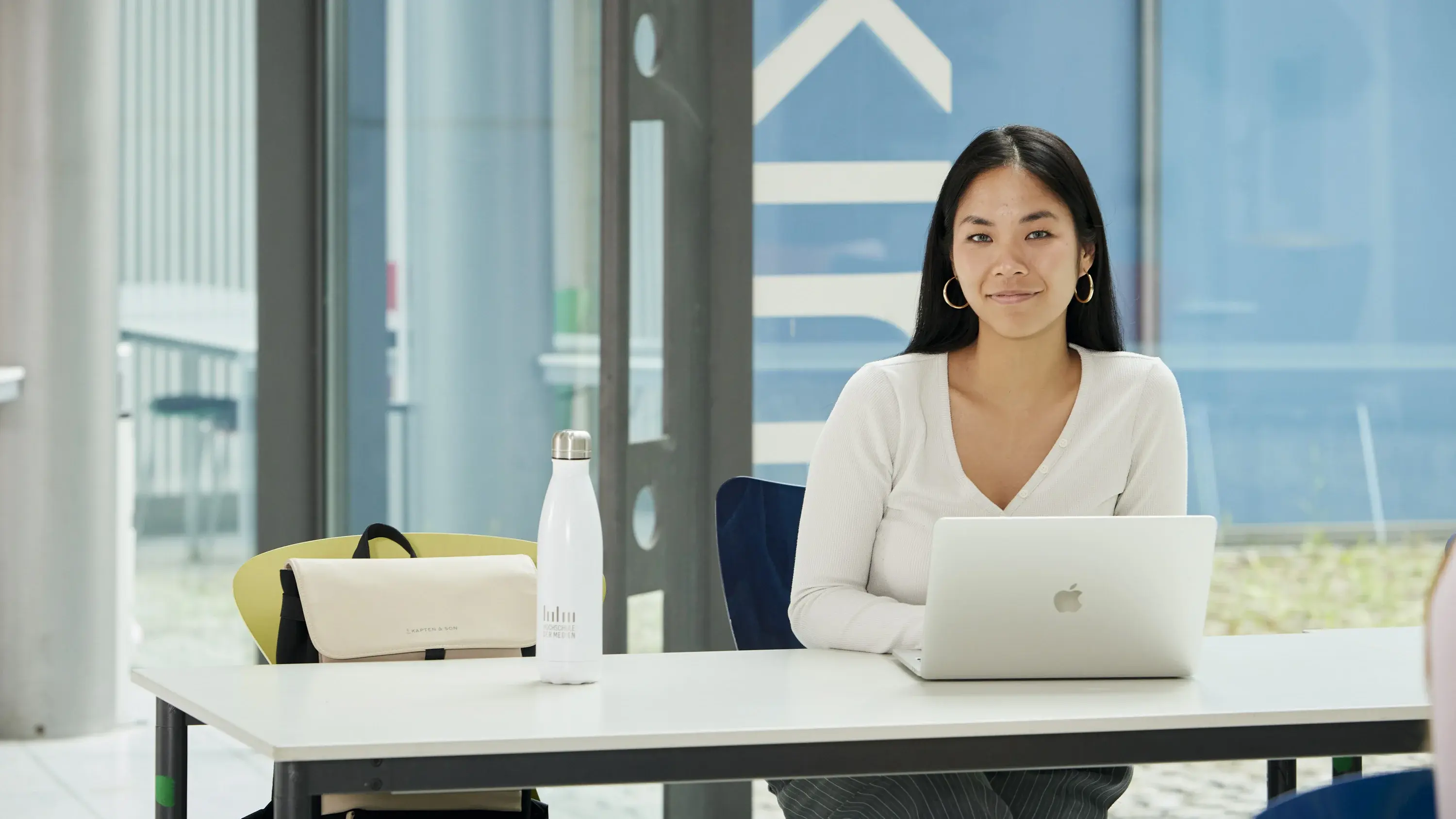 Eine Studierende arbeitet an der Lernbar.