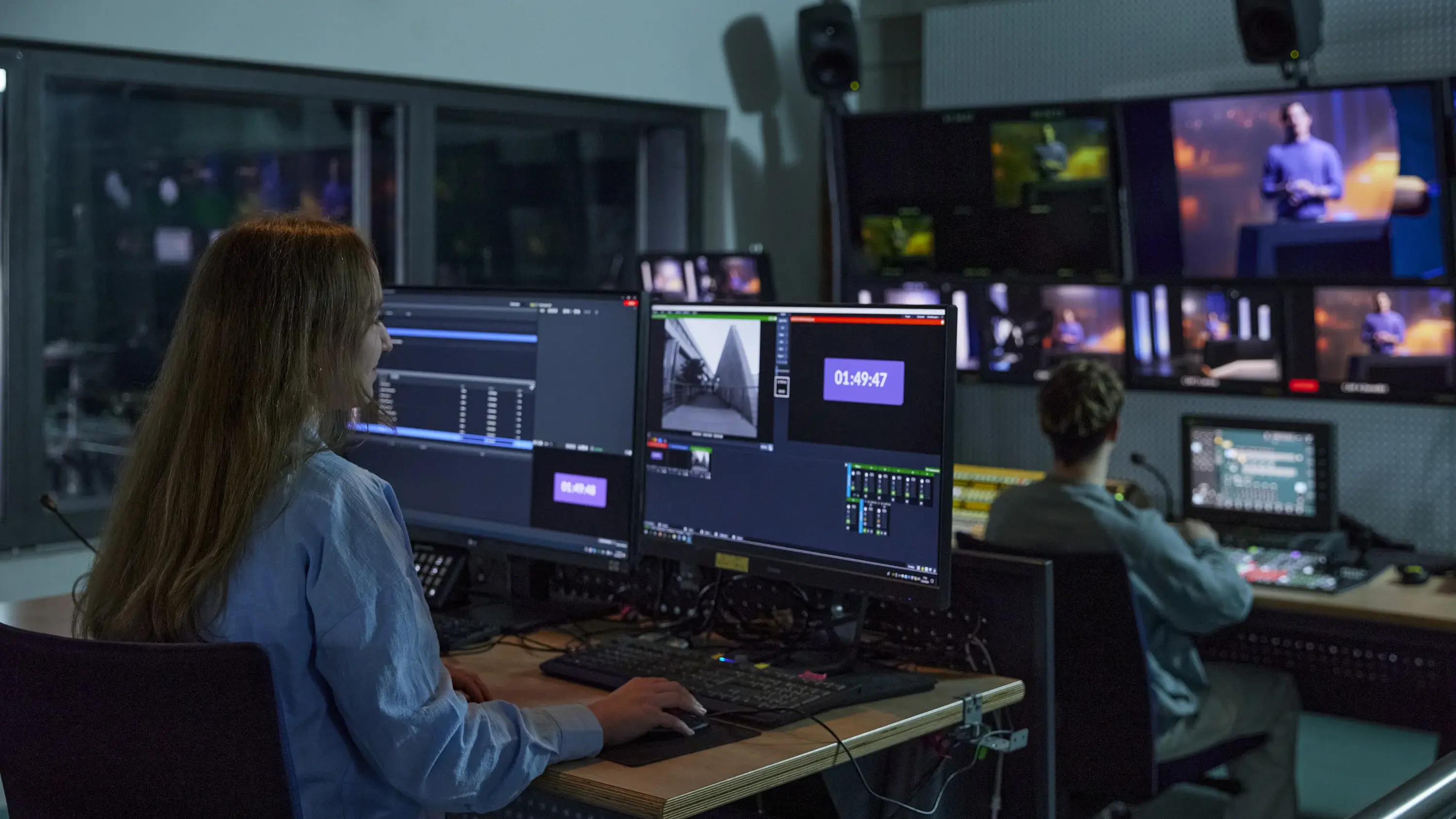 Eine Studentin arbeitet im Technikraum des Fernsehstudios der HdM.