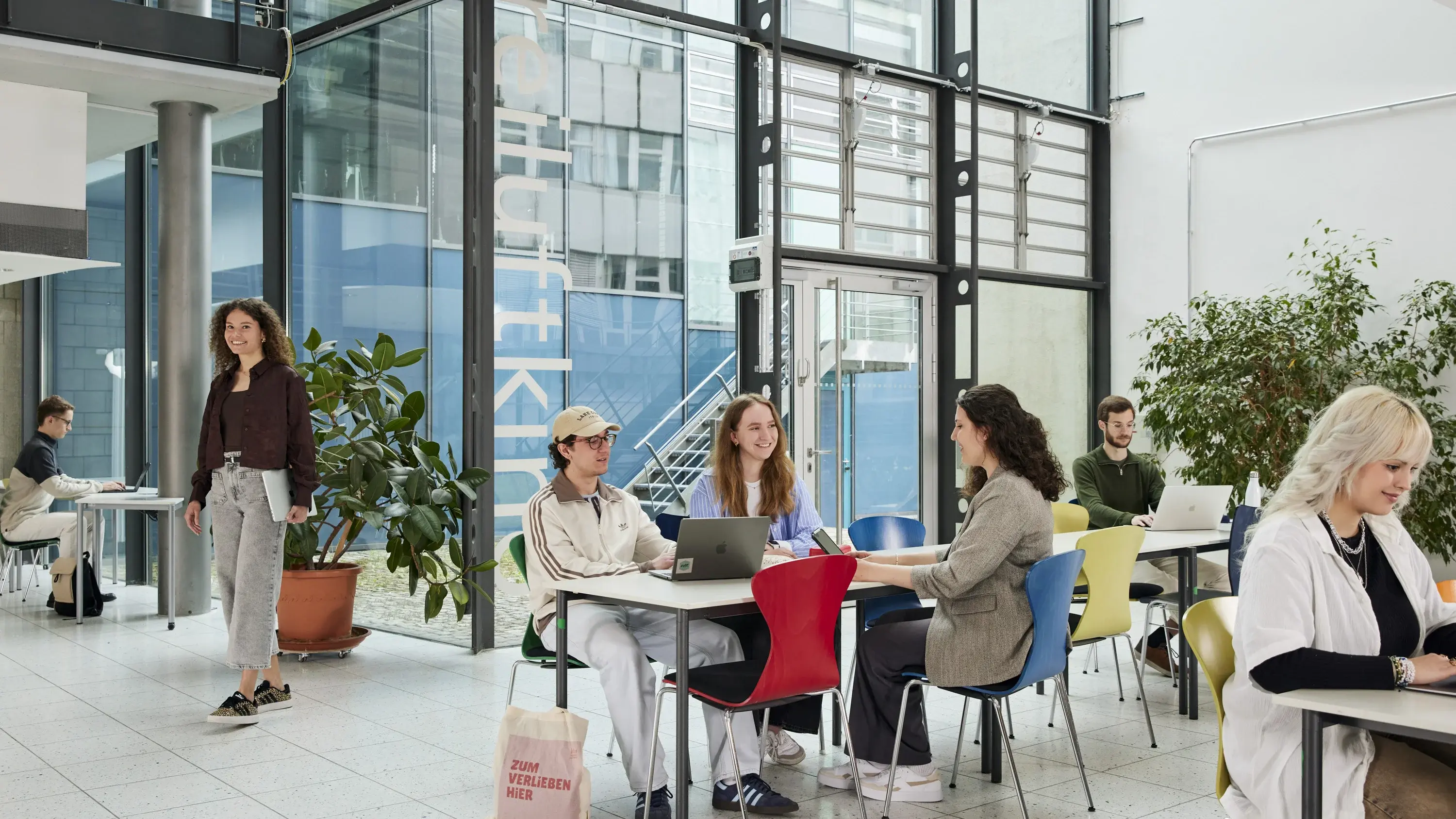 Studierende lernen und arbeiten gemeinsam an der Lernbar.