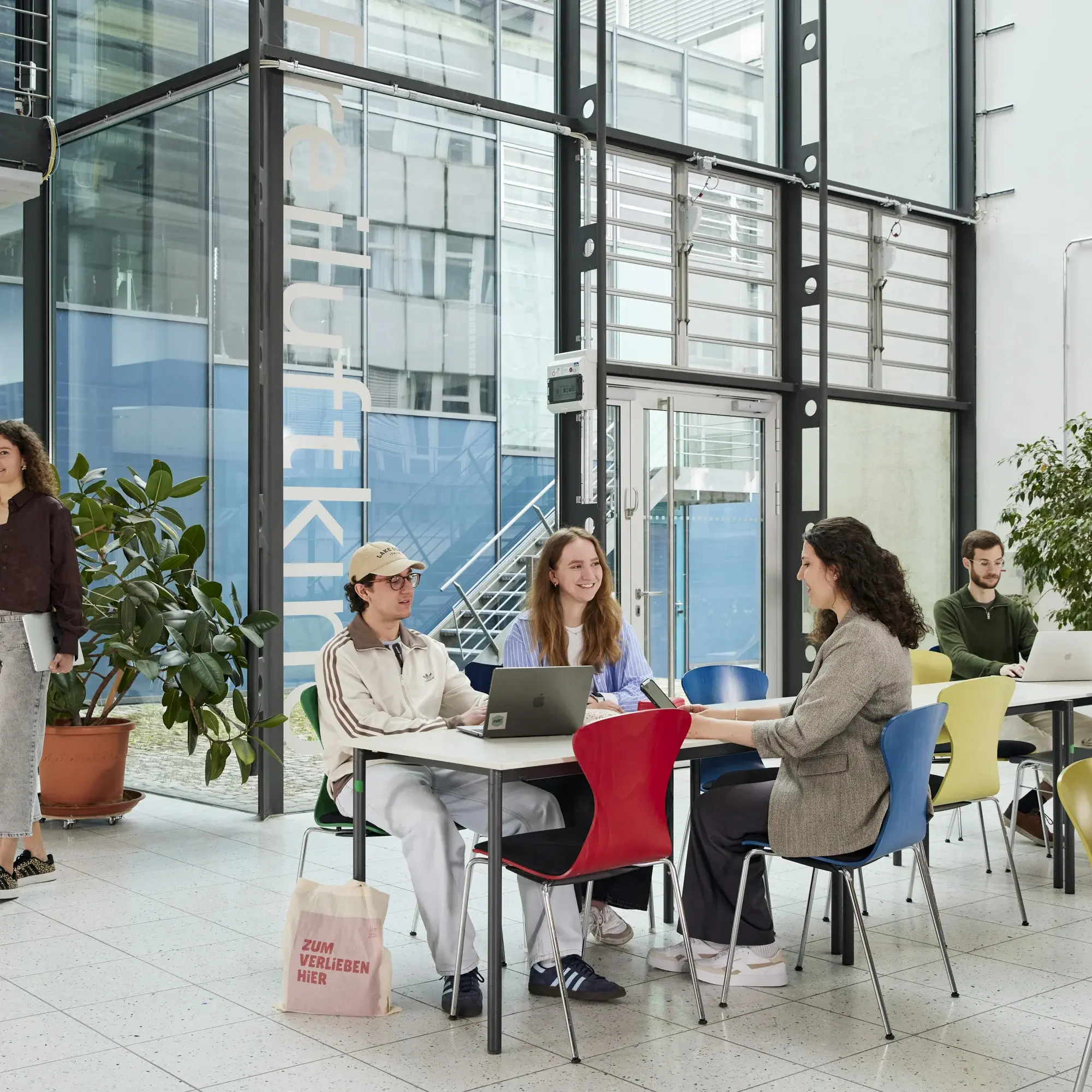 Studierende lernen und arbeiten gemeinsam an der Lernbar.