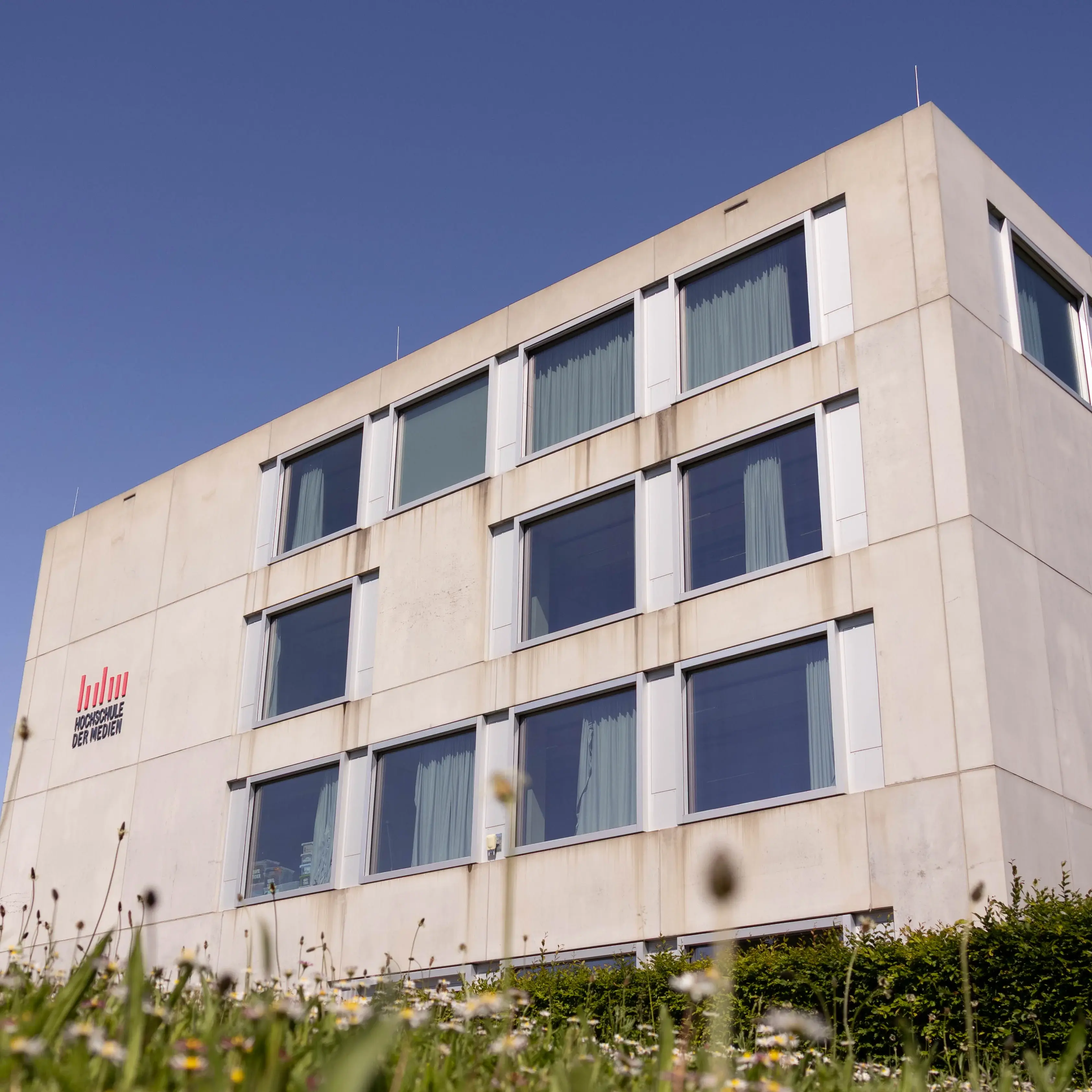 Der sogenannte Würfel, ein Nebengebäude der Hochschule der Medien.