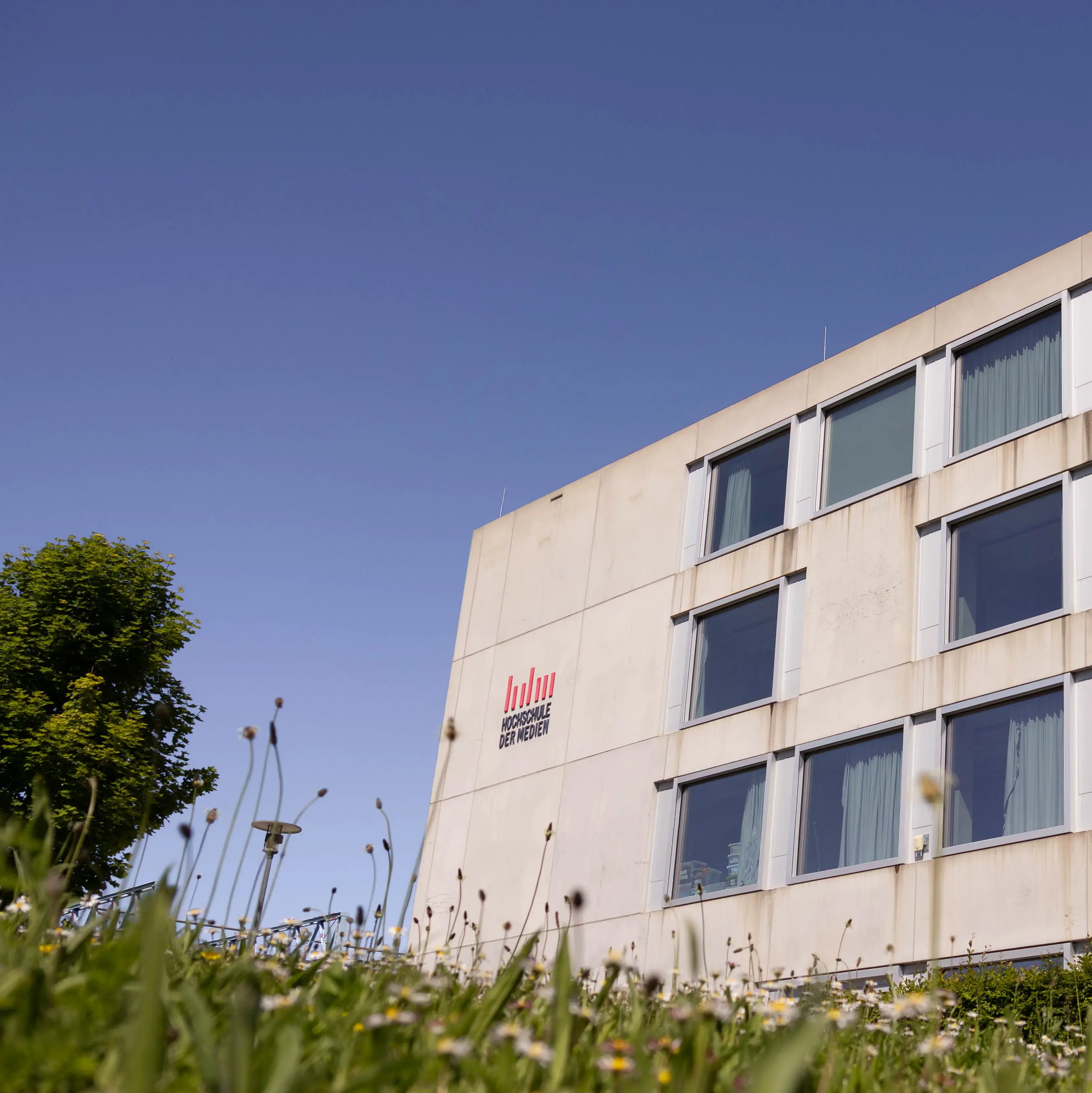 Der sogenannte Würfel, ein Nebengebäude der Hochschule der Medien.