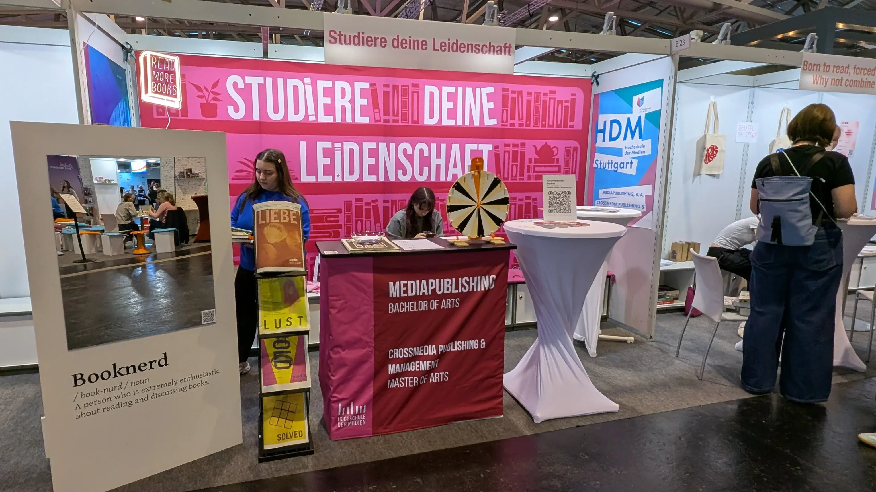 Das Bild zeigt den Messestand des Studiengangs Mediapublishign auf der frankfurter Buchmesse 2025.