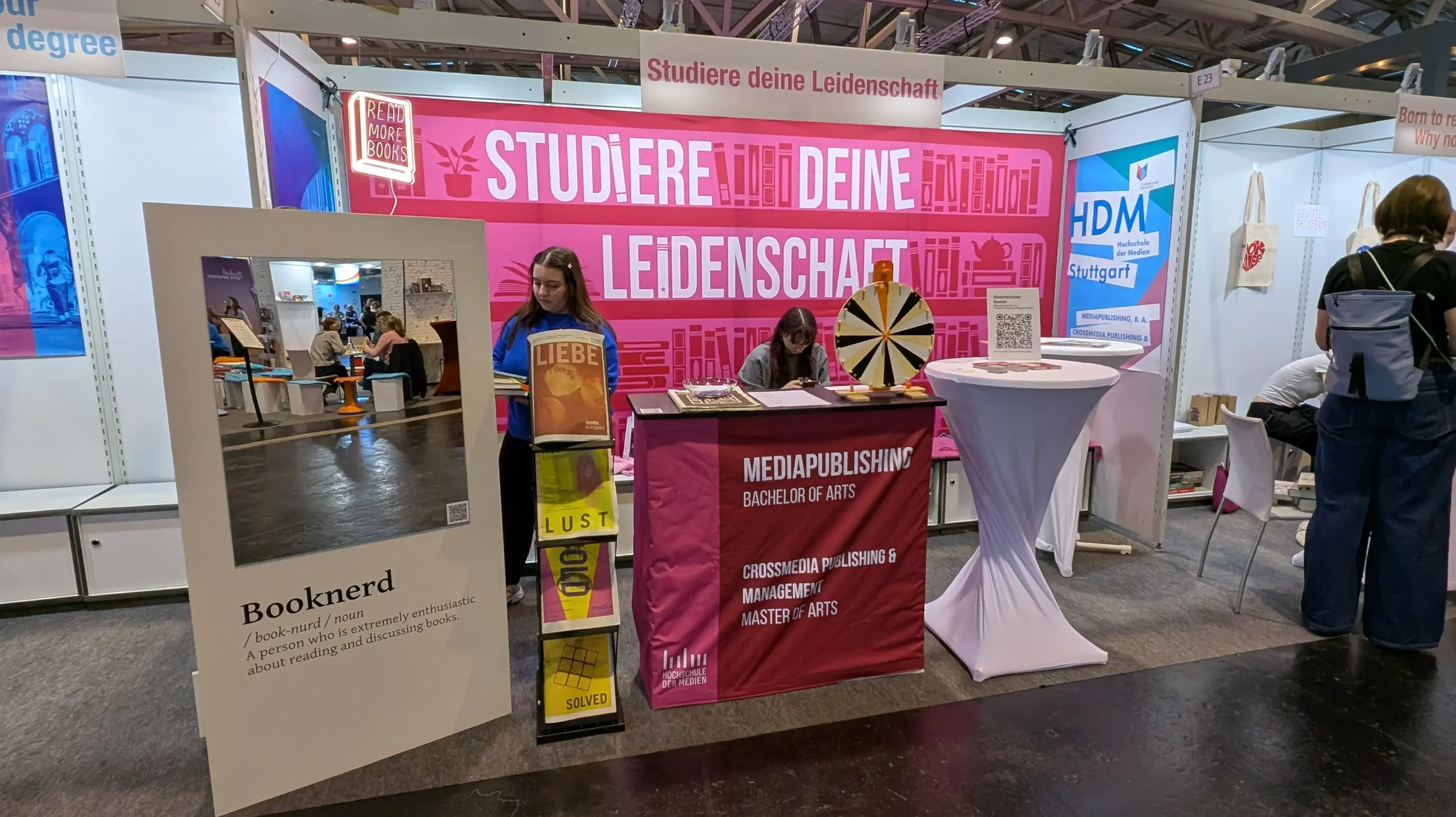 Das Bild zeigt den Messestand des Studiengangs Mediapublishign auf der frankfurter Buchmesse 2025.
