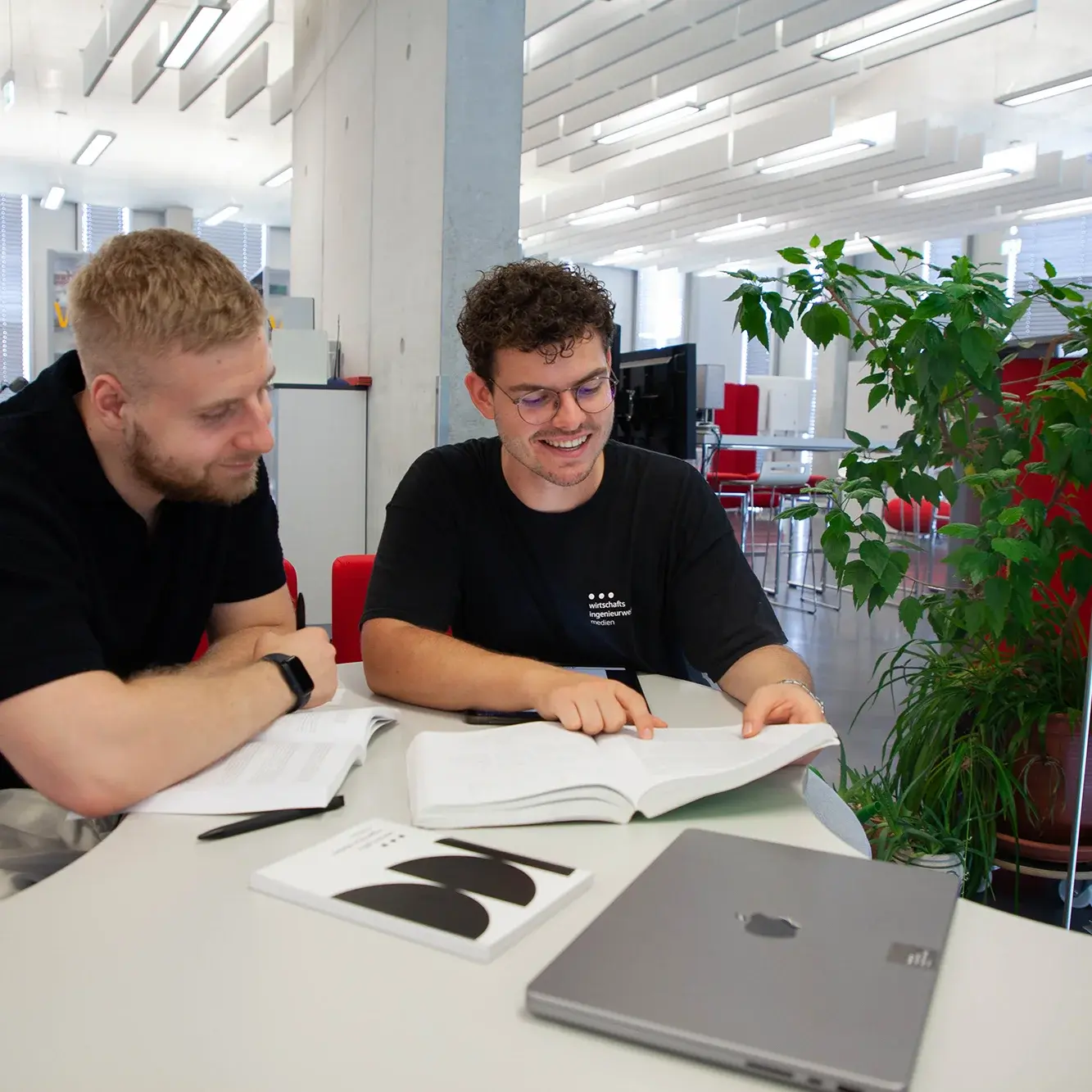 Zwei Studenten in der Lernwelt