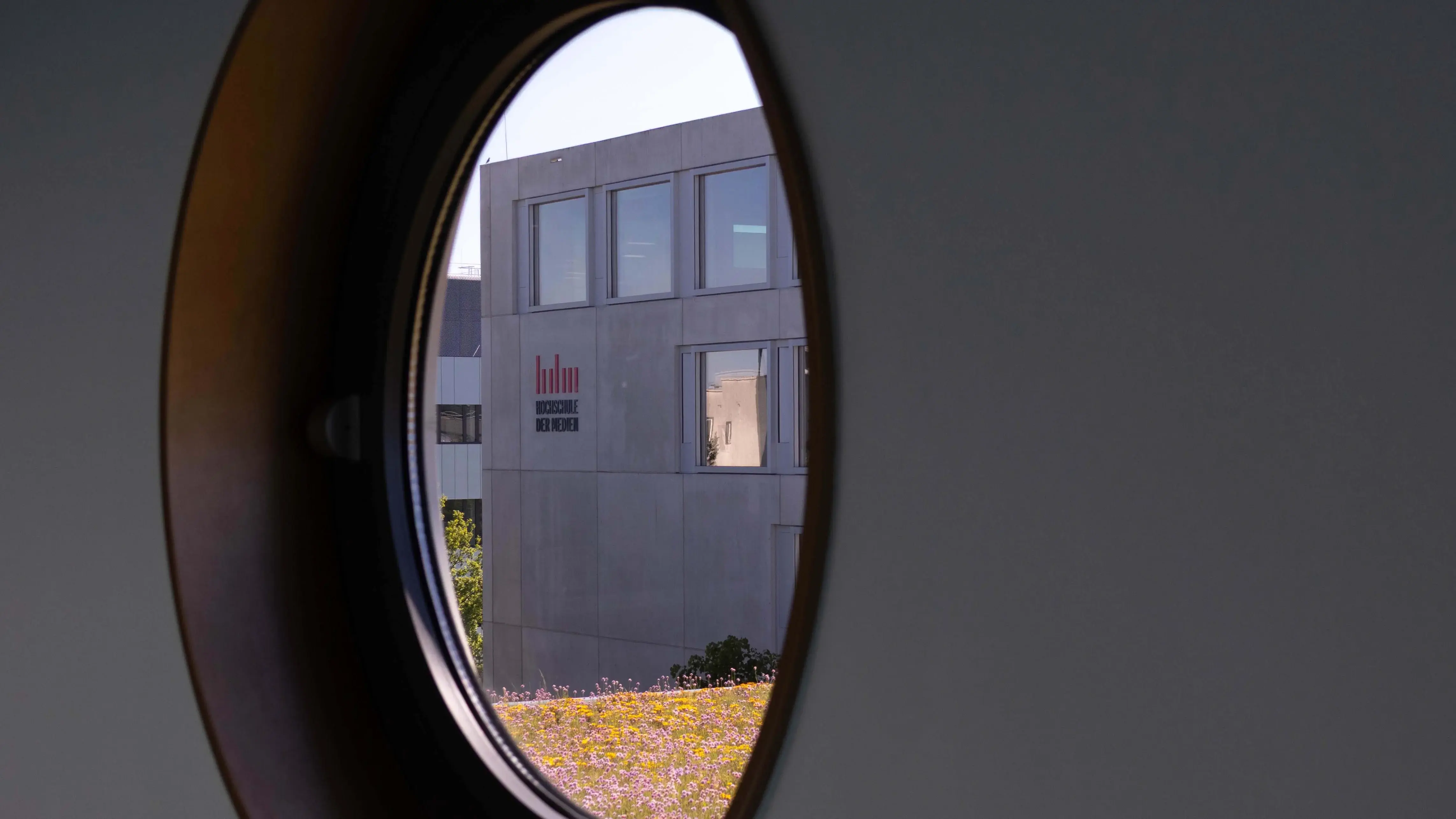 Der sogenannte Würfel, ein Nebengebäude der Hochschule der Medien.