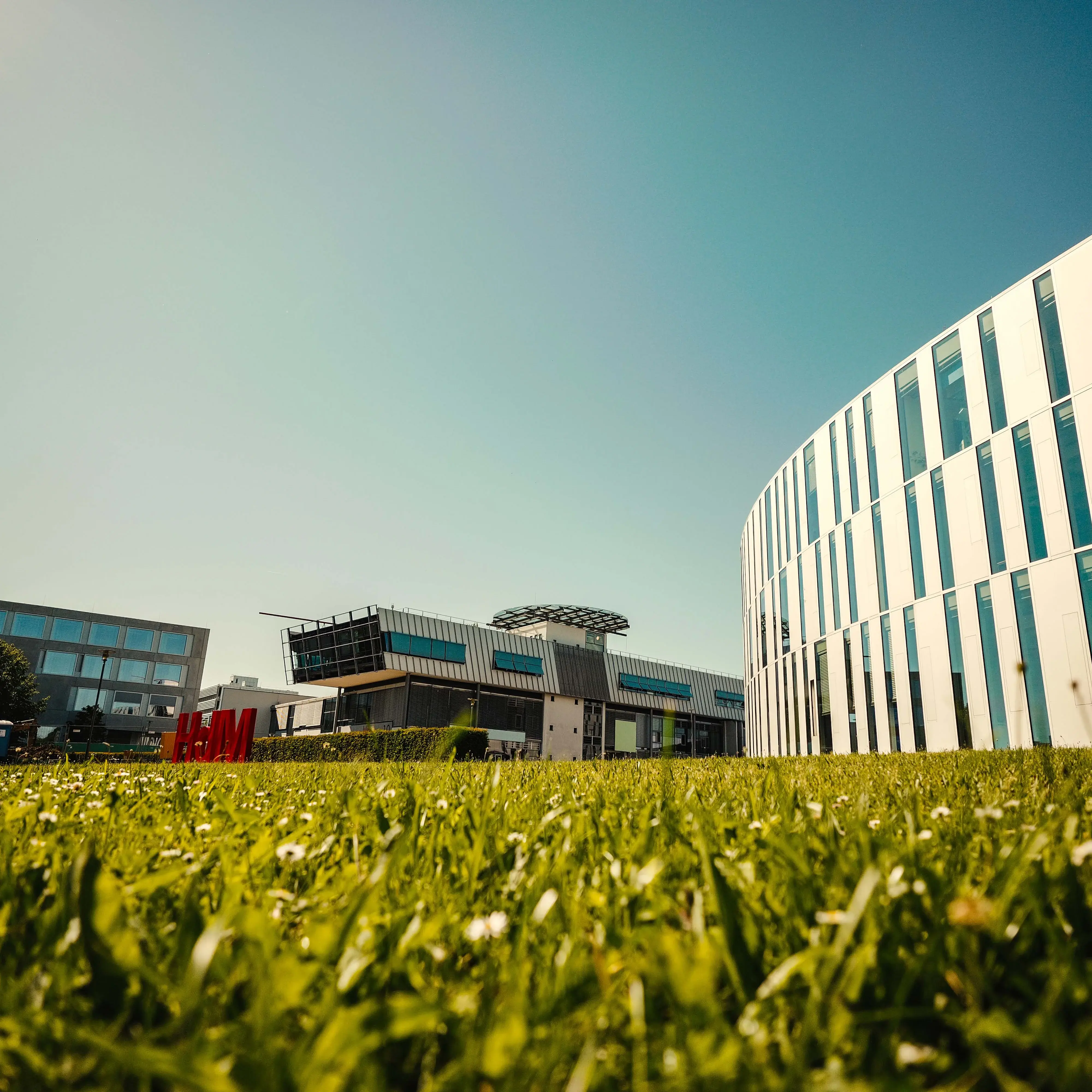 Der sogenannte Zitonenschnitz, ein Nebengebäude der Hochschule der Medien enthält die Bibliothek, Vorlesungssäle und Sitzgelegenheiten für Studierende.