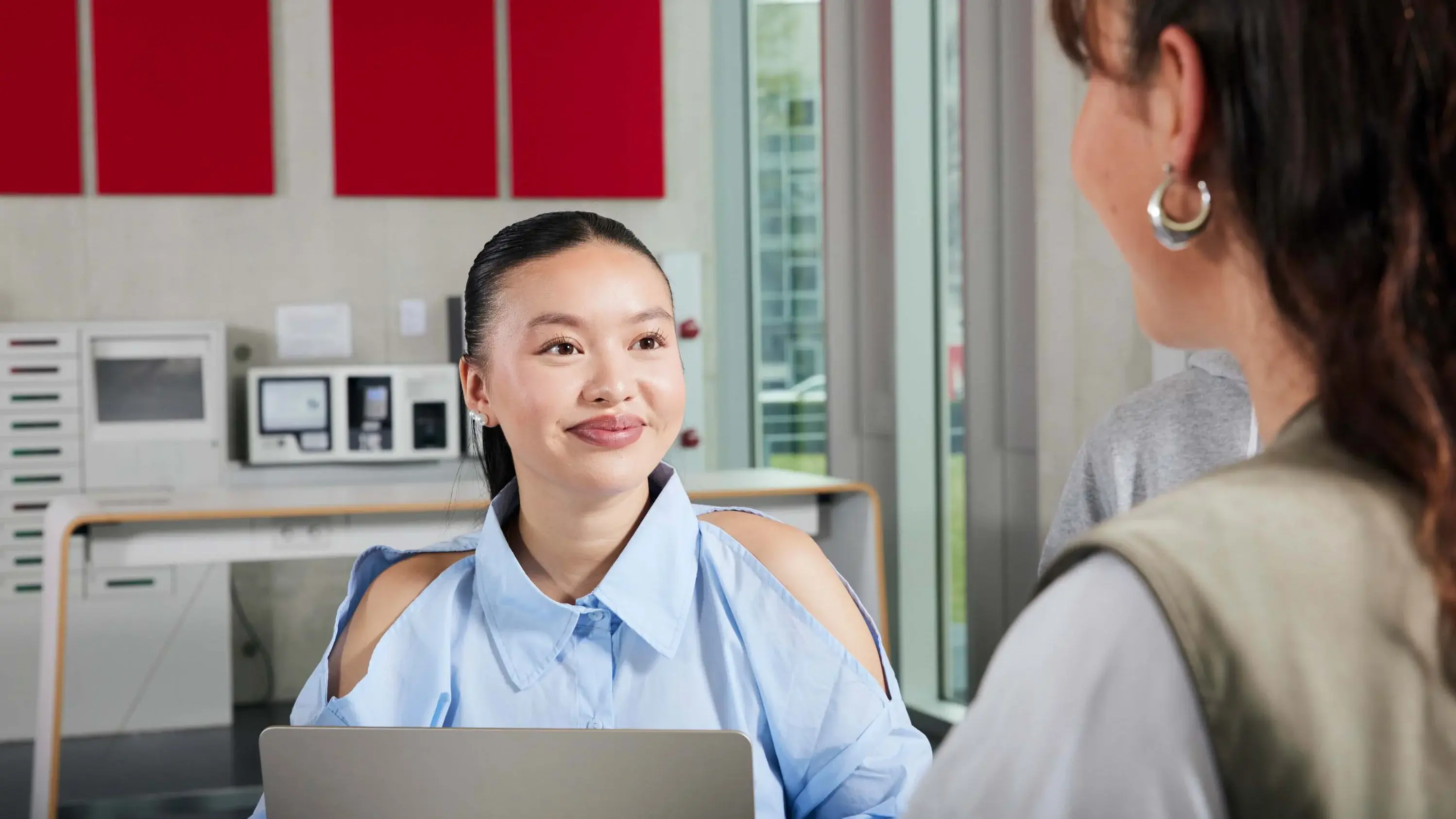 Zwei Studierende lernen gemeinsam.