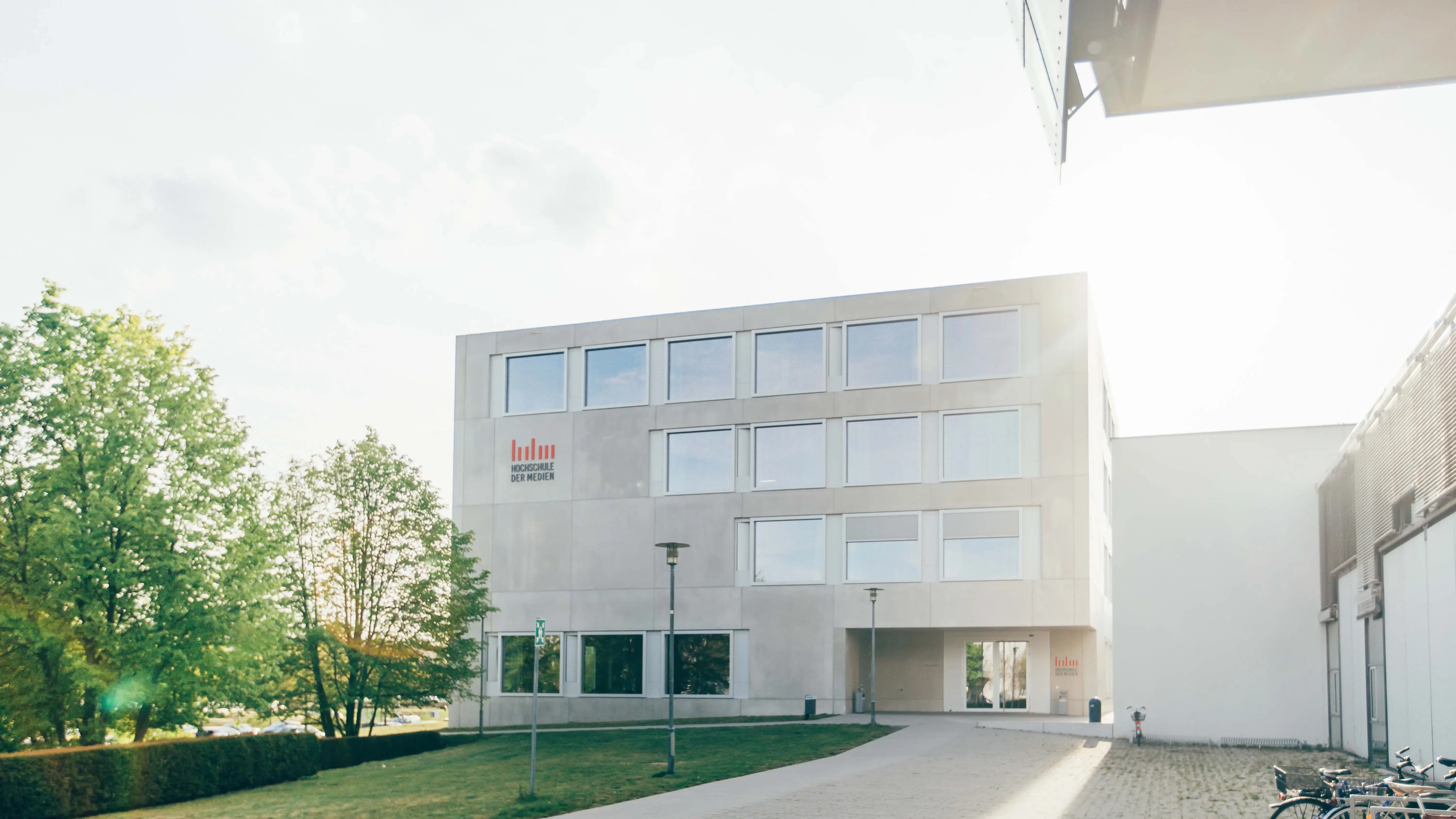 Der sogenannte Würfel, ein Nebengebäude der Hochschule der Medien.