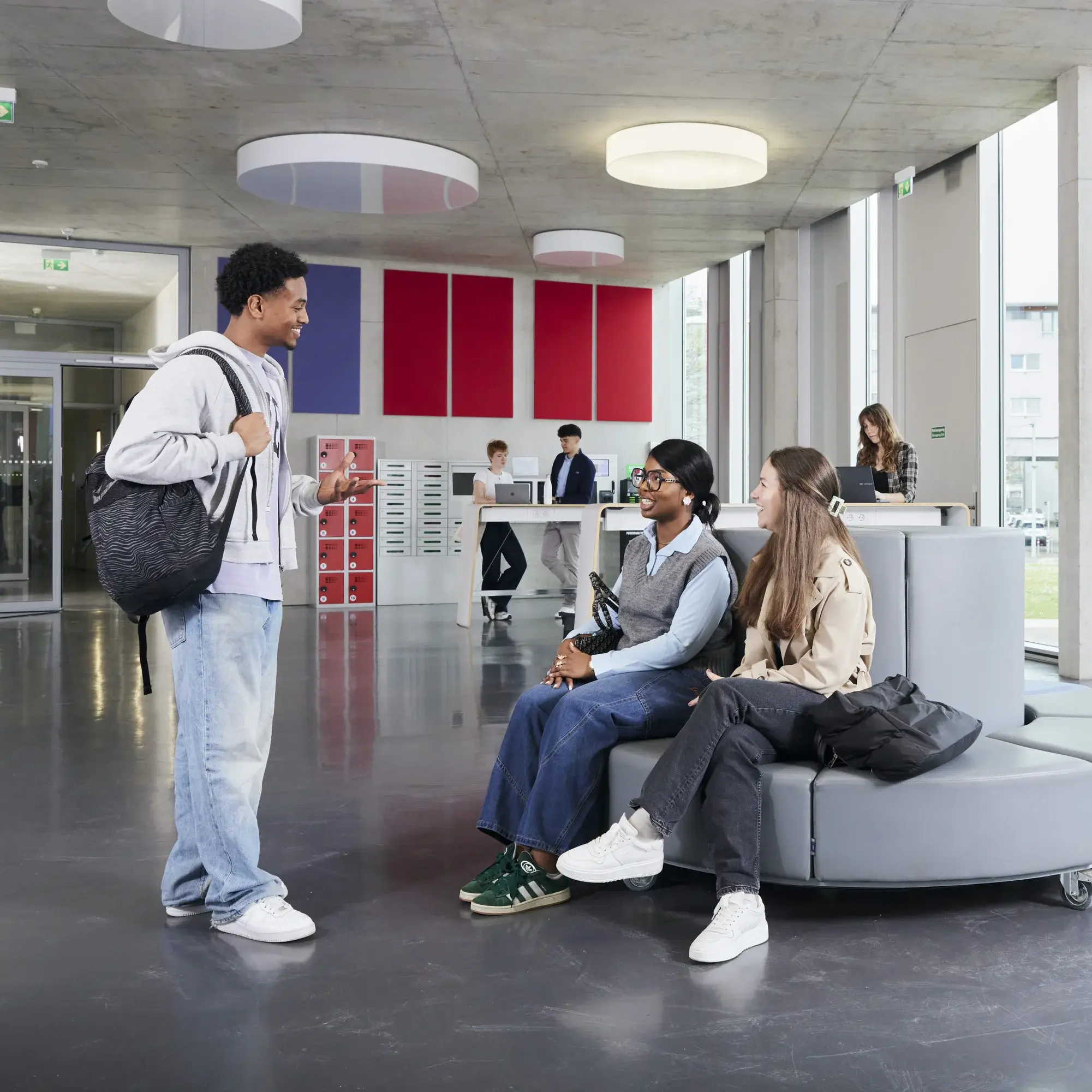 Studierende unterhalten sich im Foyer des Zitronenschnitz der HdM.