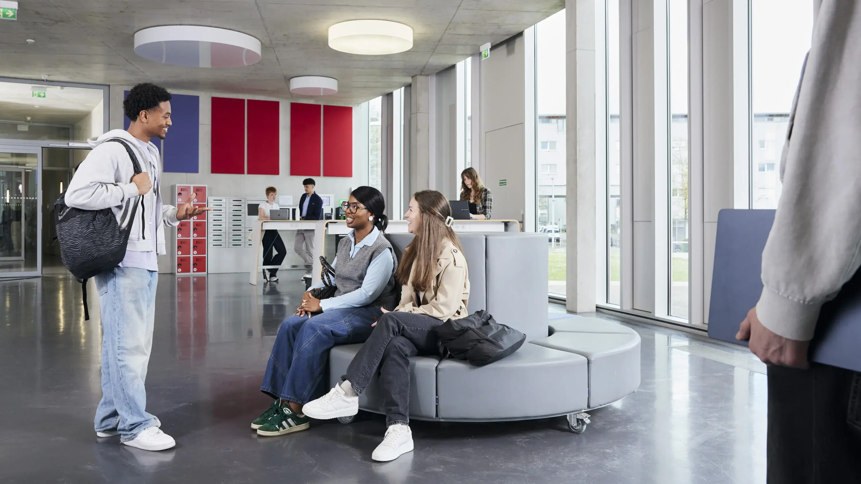 Studierende unterhalten sich im Foyer des Zitronenschnitz der HdM.