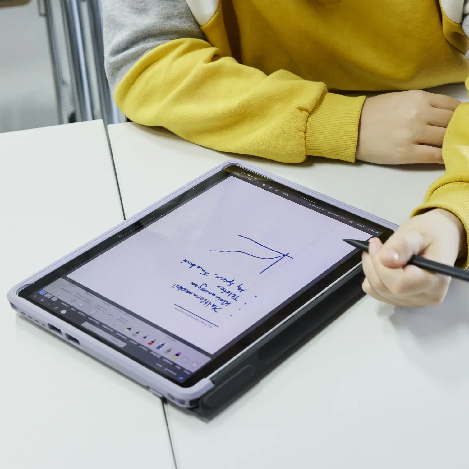 Eine Studierende arbeitet an einem Laptop.