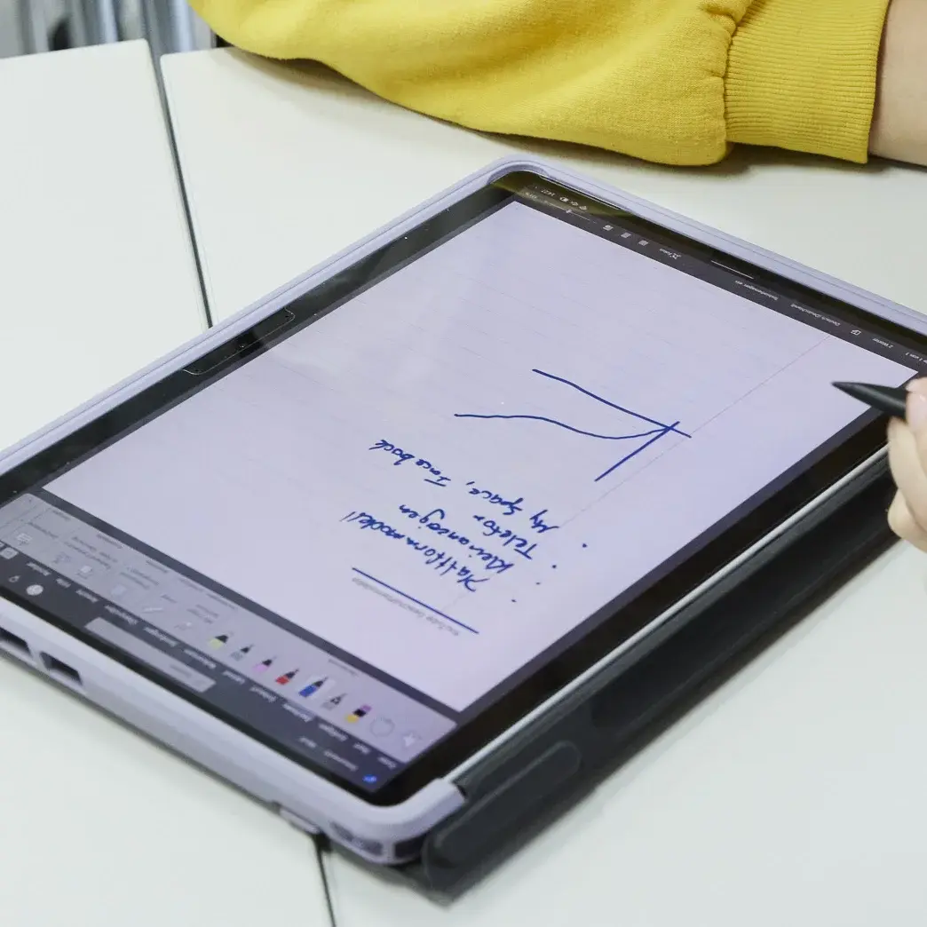 Eine Studierende arbeitet an einem Laptop.