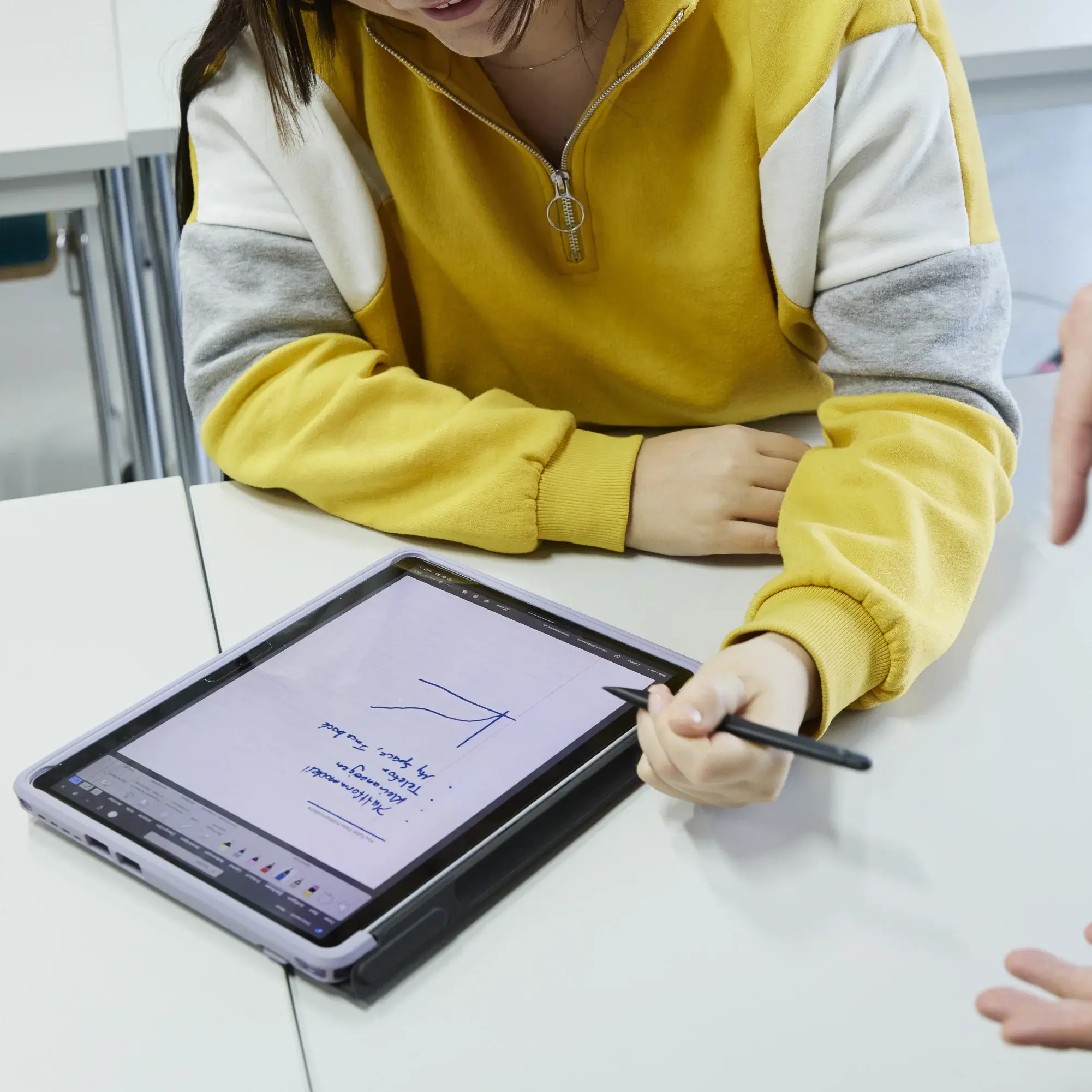 Eine Studierende arbeitet an einem Laptop.