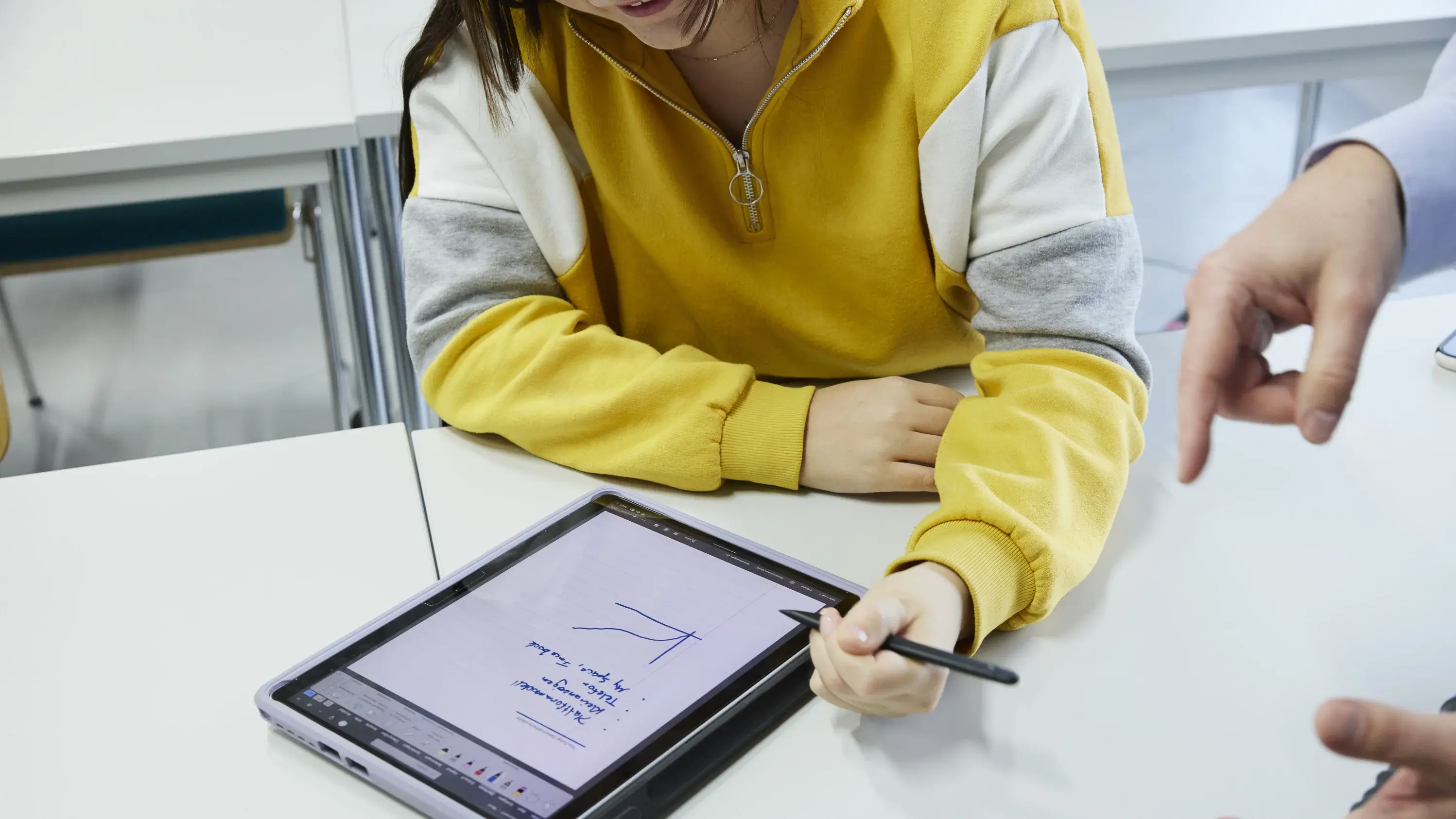 Eine Studierende arbeitet an einem Laptop.