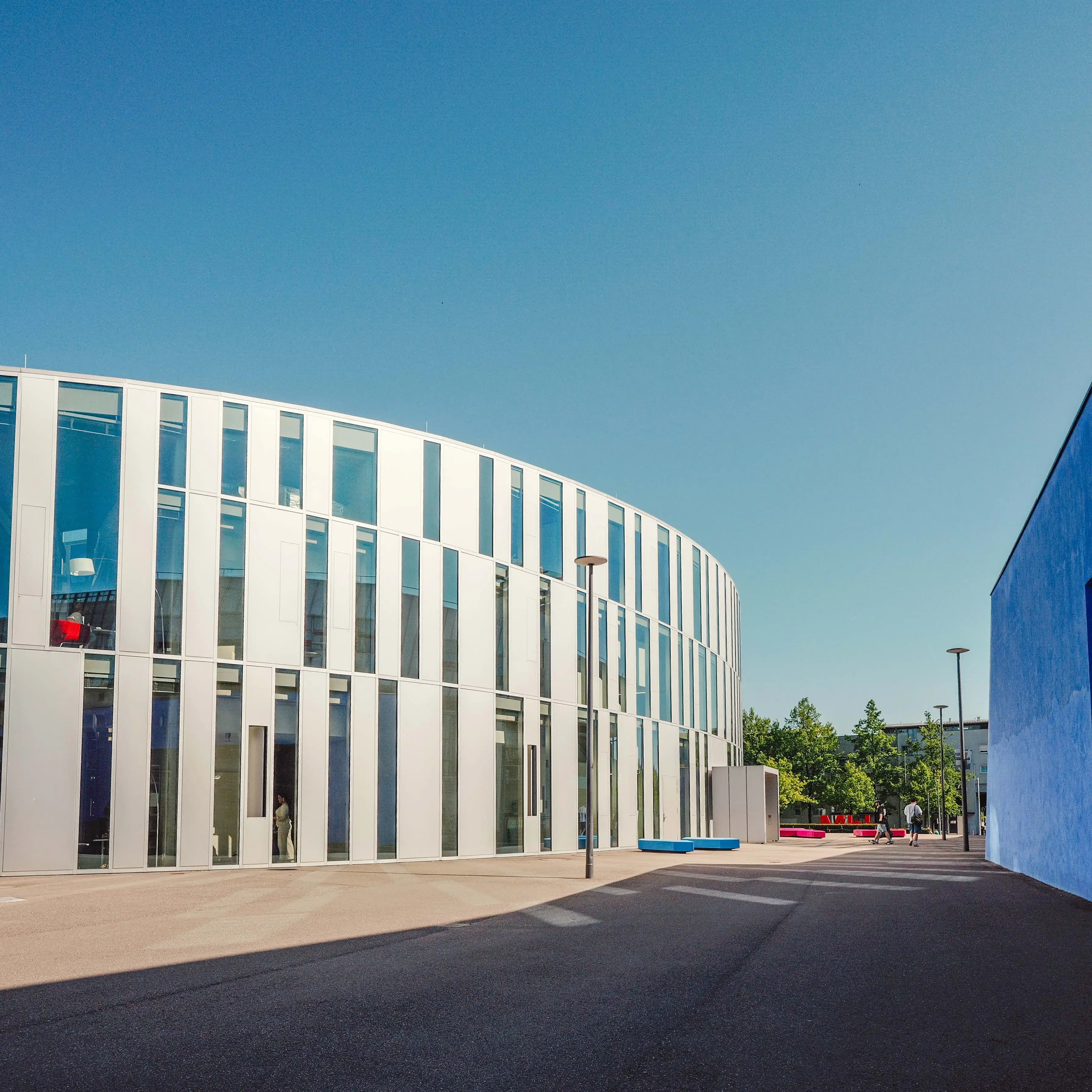 Der sogenannte Zitonenschnitz, ein Nebengebäude der Hochschule der Medien enthält die Bibliothek, Vorlesungssäle und Sitzgelegenheiten für Studierende.