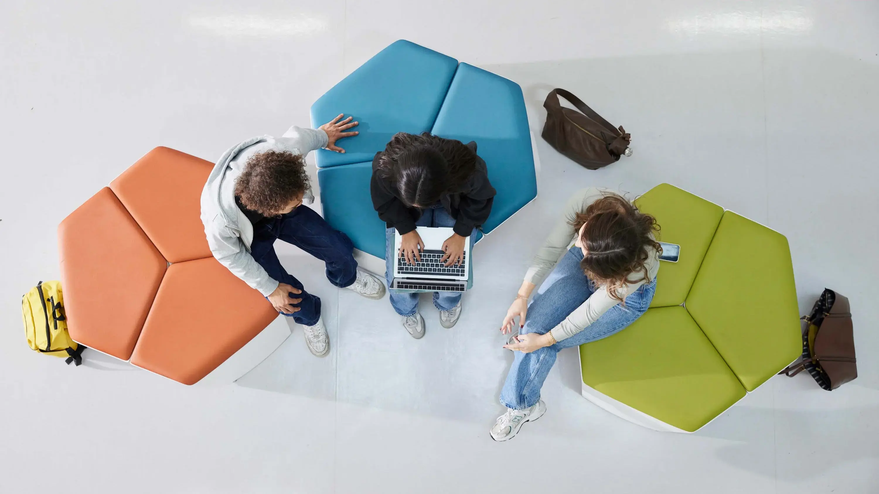 Studierende bei einer Gruppenarbeit aus der Vogelperspektive.