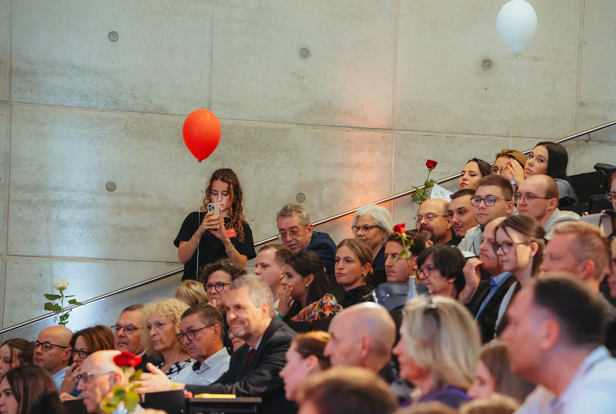 Absolventinnen, Absolventen und Publikum im Hörsaal
