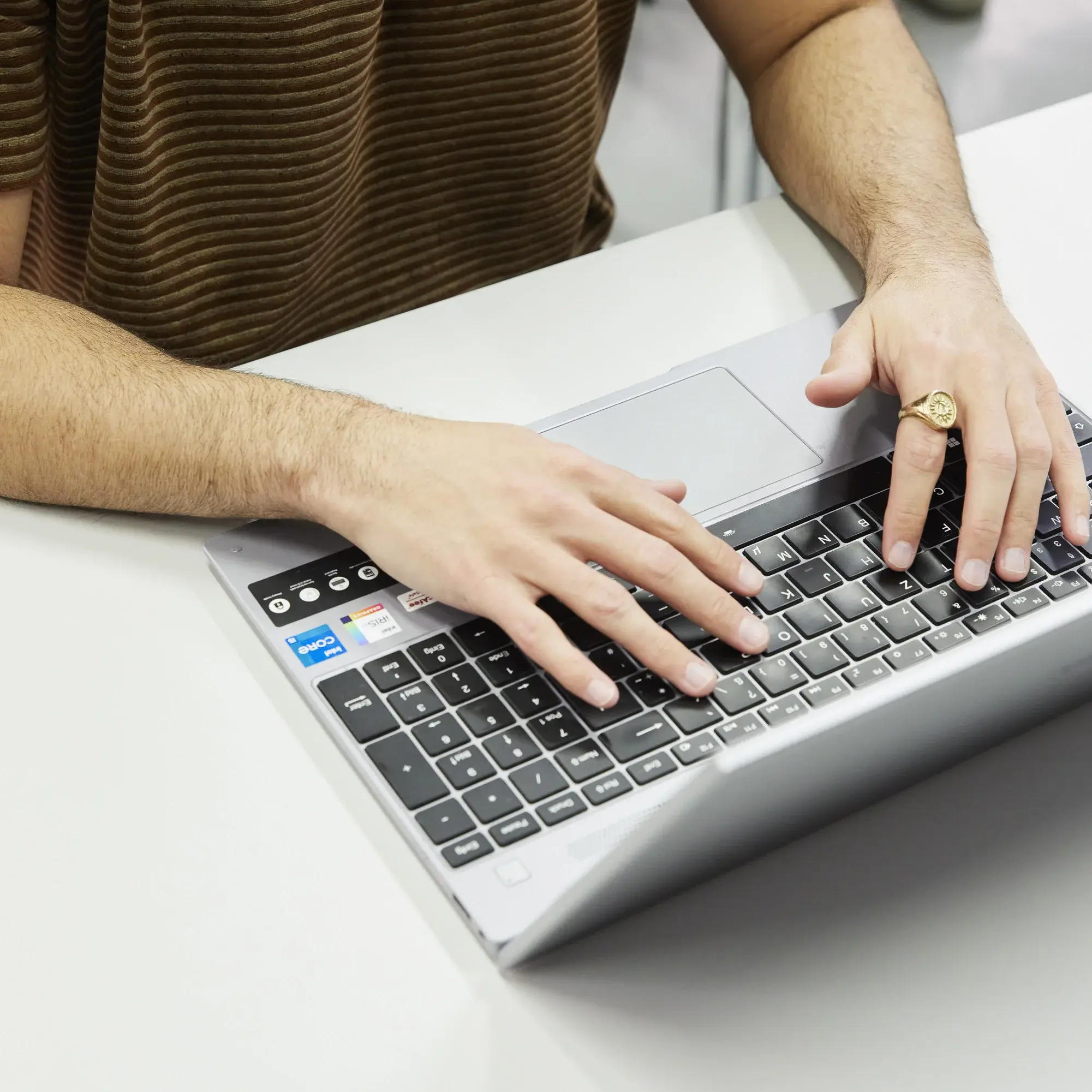 Ein Studierender arbeitet an einem Laptop.
