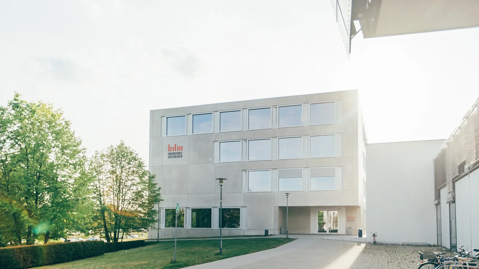 Der sogenannte Würfel, ein Nebengebäude der Hochschule der Medien.