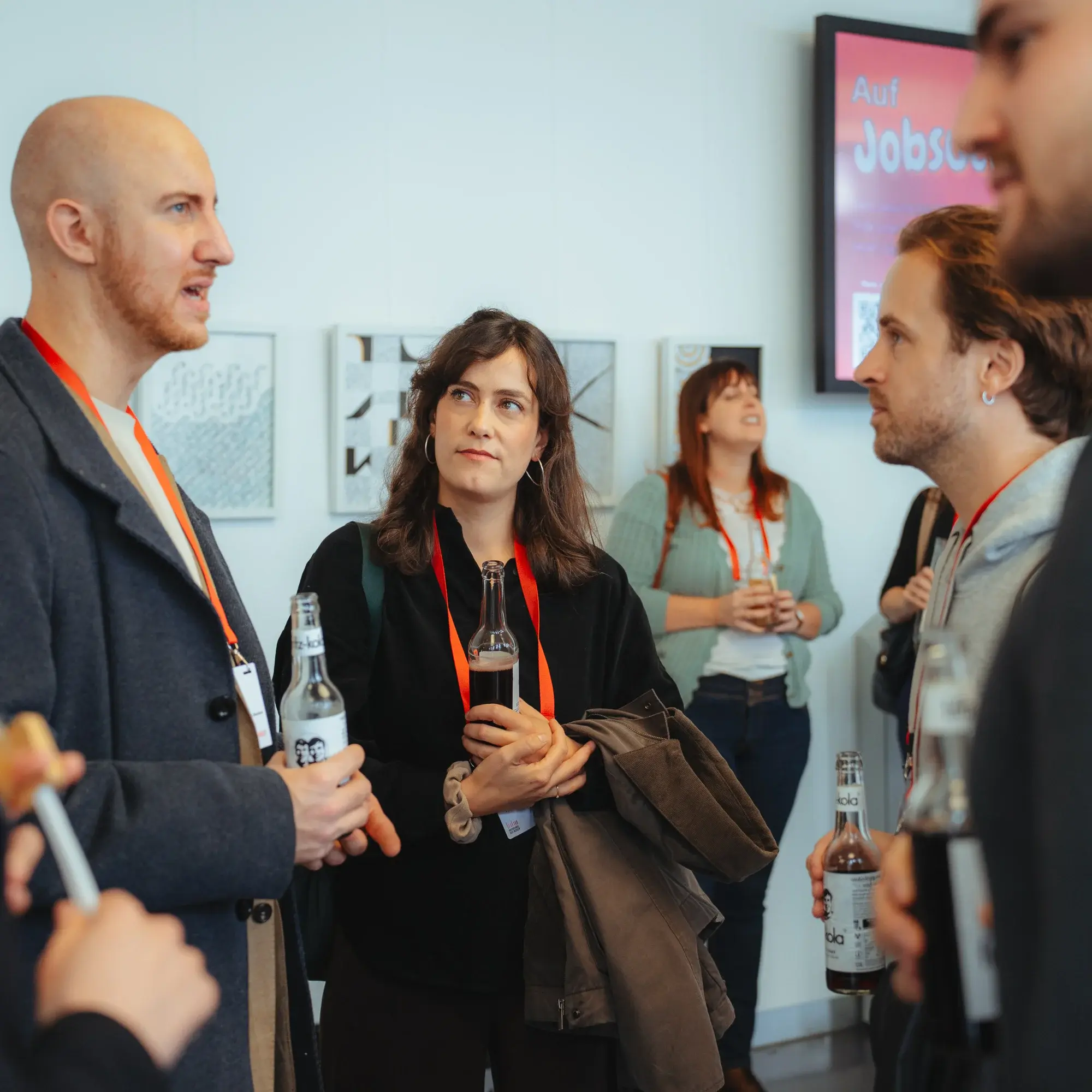 Mehrere Alumni unterhalten sich beim Alumni-Event Connectival 2025