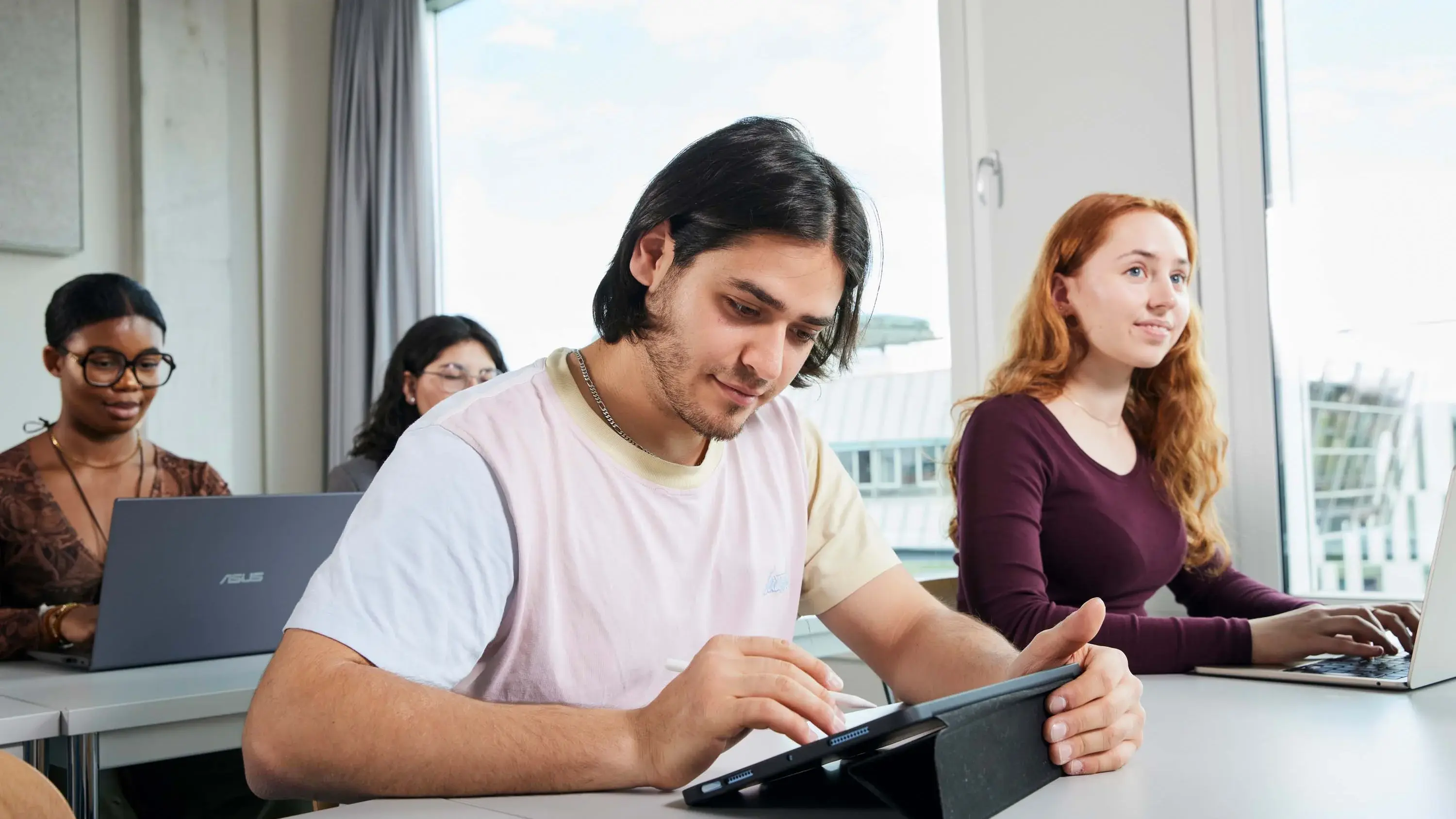 Studierende in einer Vorlesung.