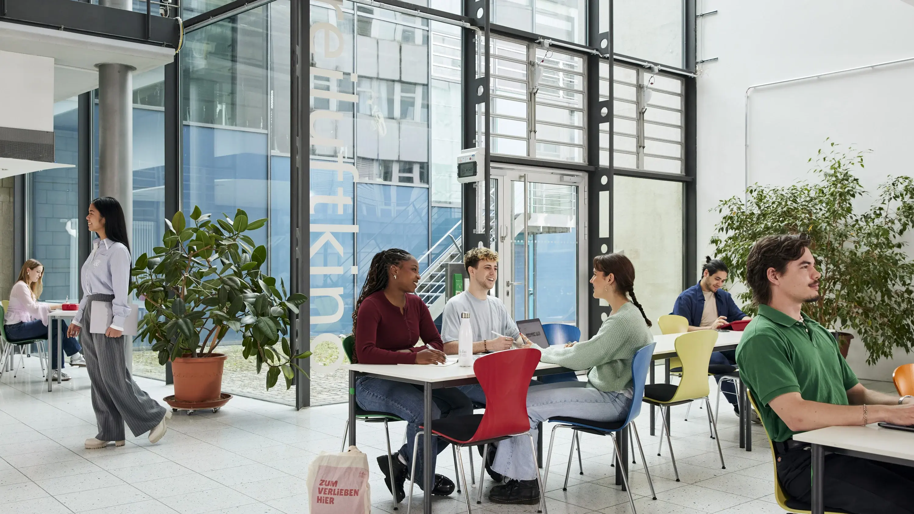 Studierende lernen und arbeiten gemeinsam an der Lernbar.