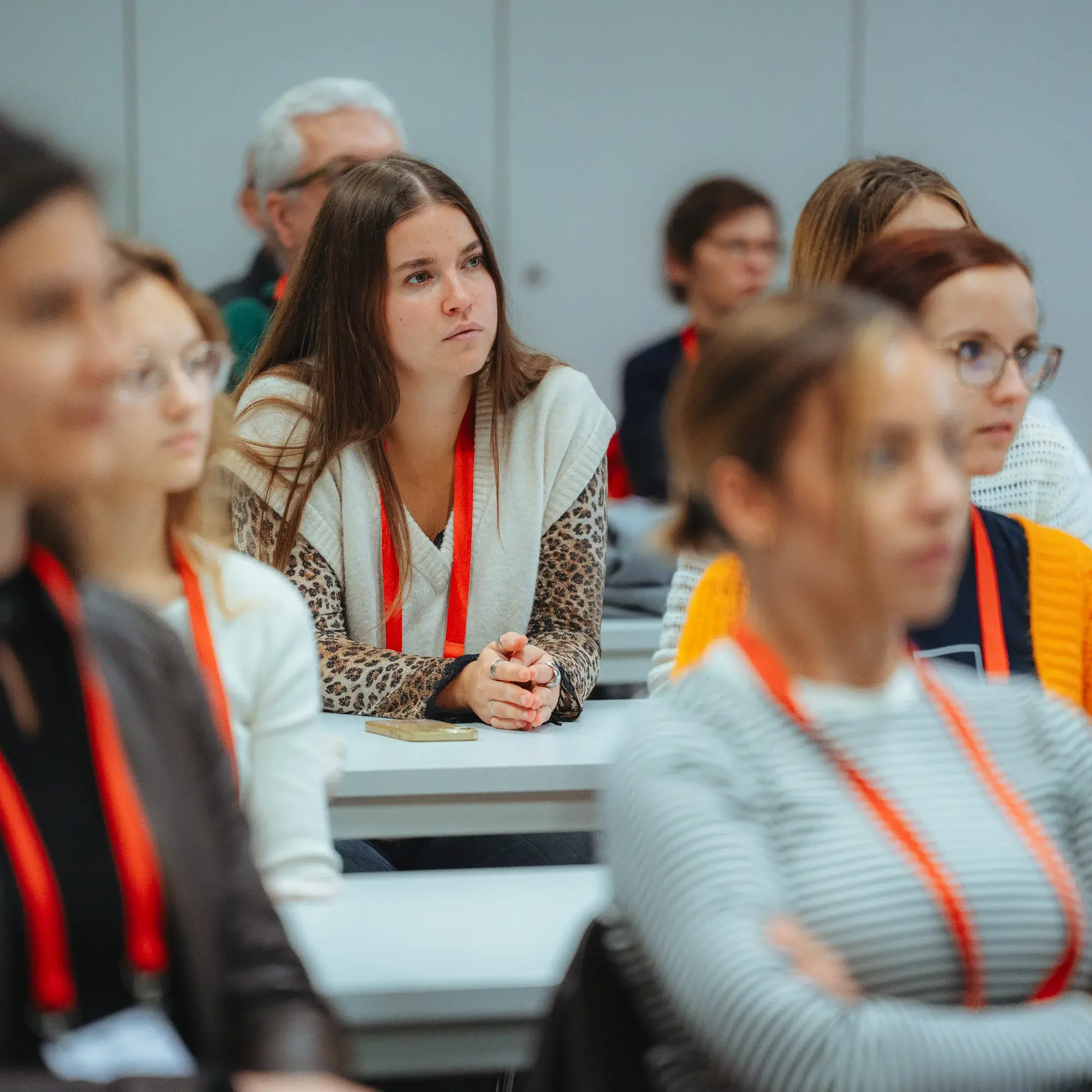 Alumni der HdM hören gespannt dem Vortragenden zu.