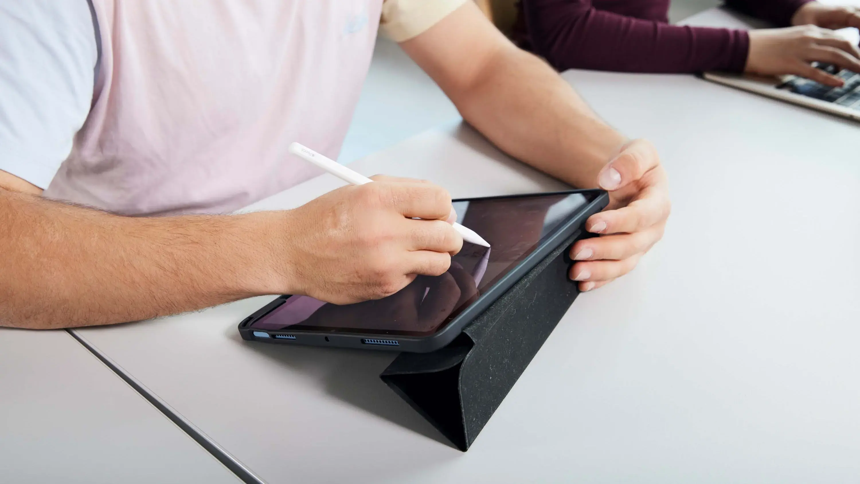 Ein Studierender arbeitet am Tablet.