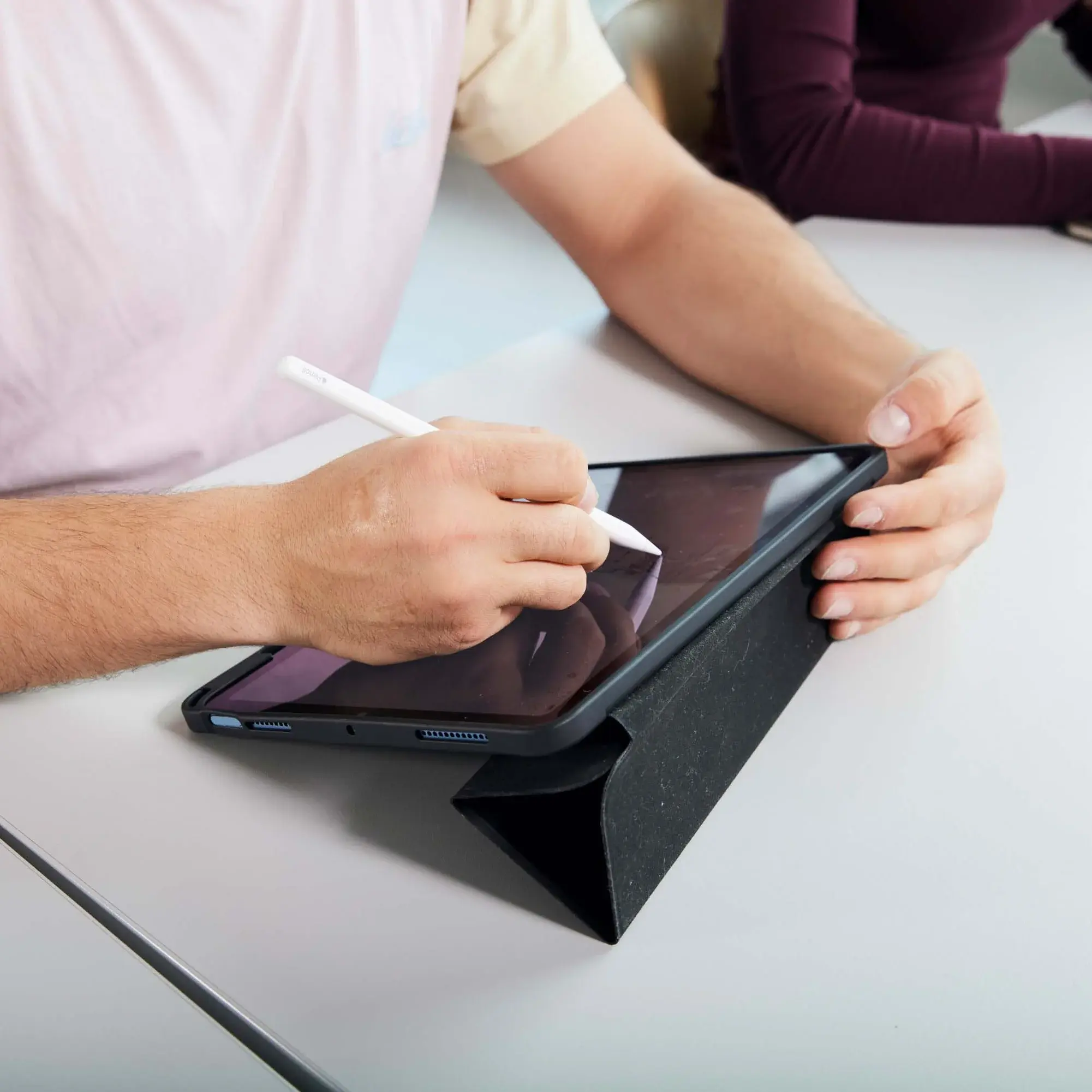 Ein Studierender arbeitet am Tablet.